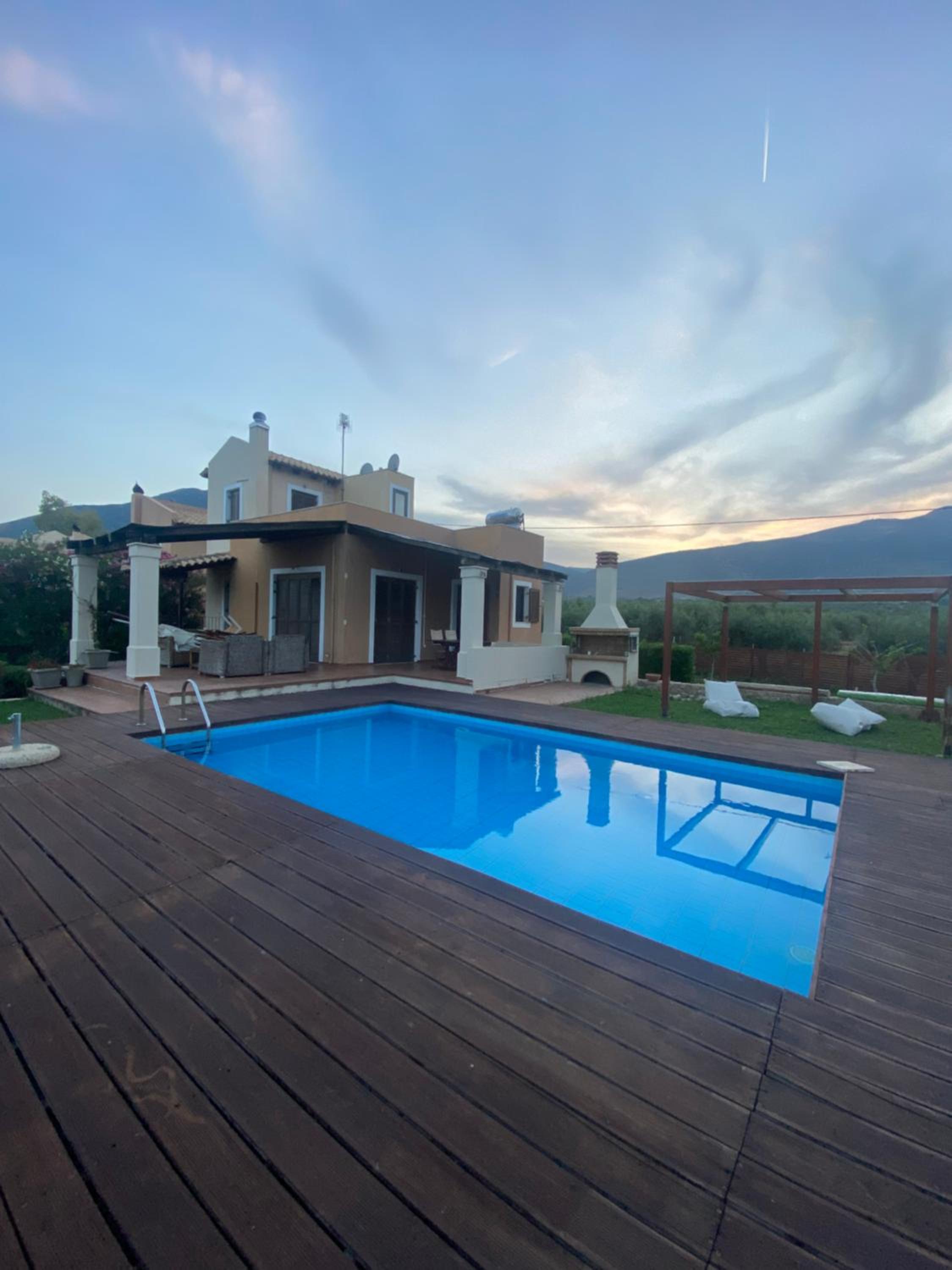 Georges Villa Galaxidi, family, pool and garden view 4