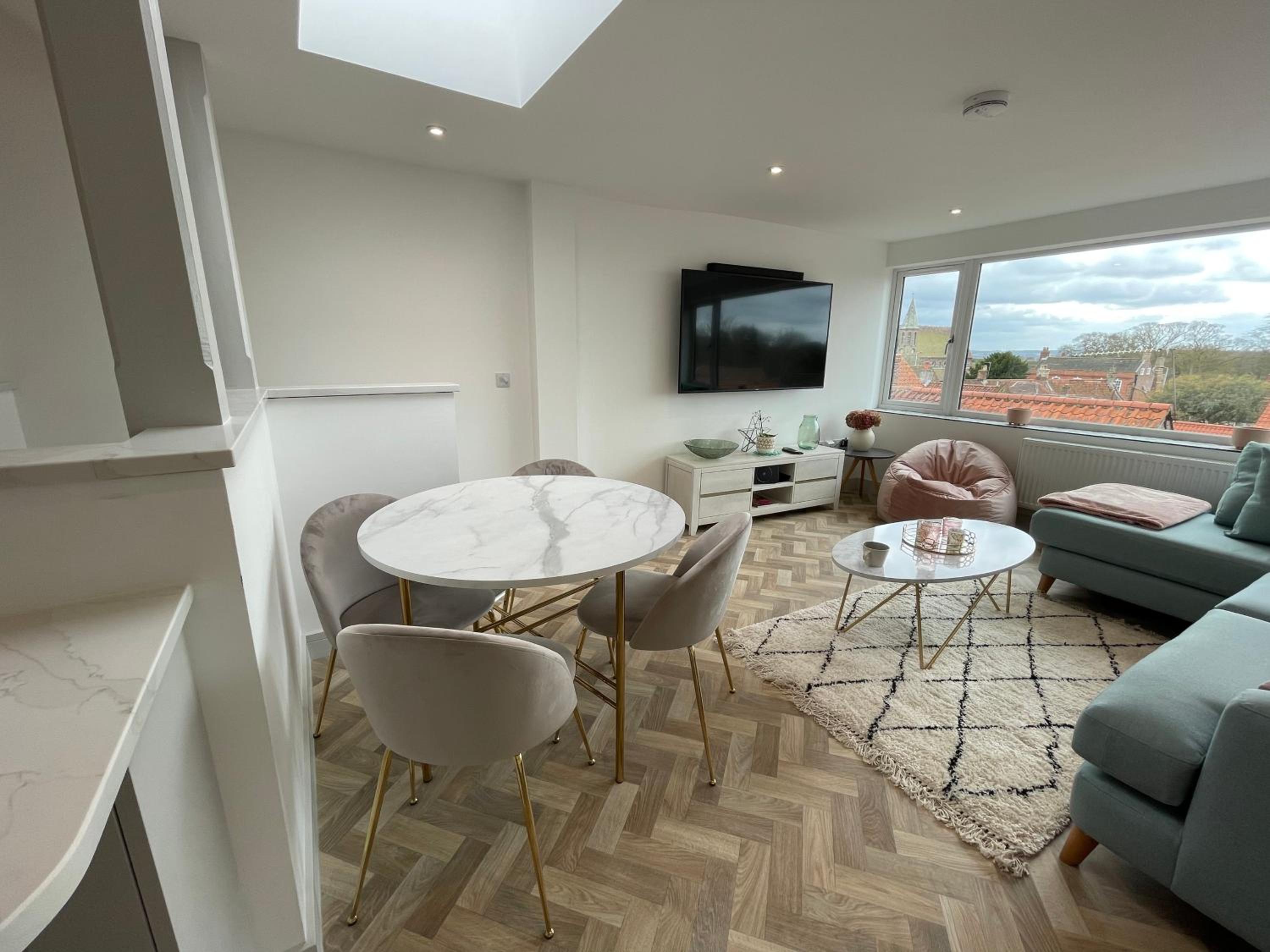 Lees Lookout Holt ,2 bedroom luxury apartment with private parking view 5