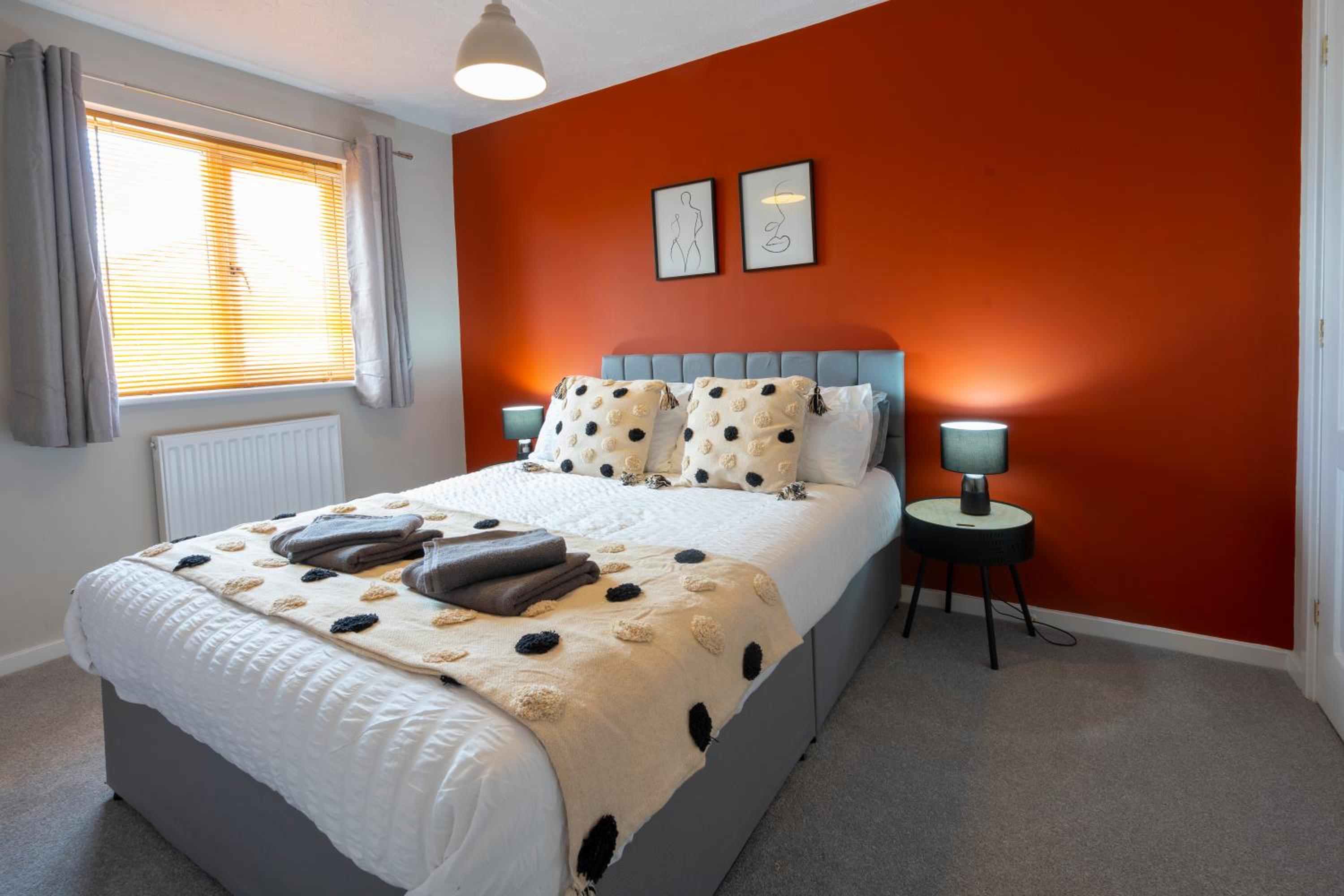 Bright & modern 4 bedroom townhouse view 5