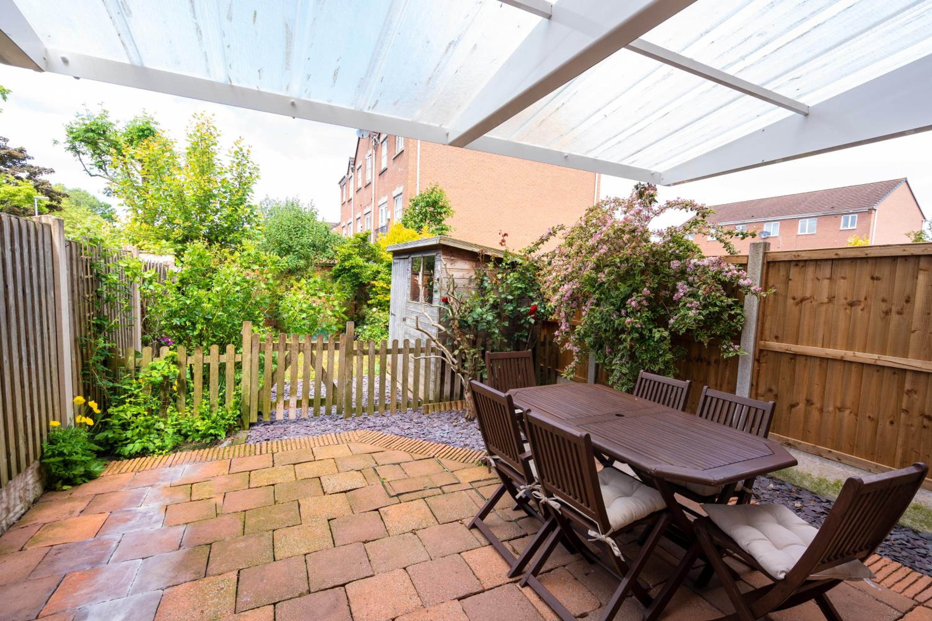 Bright & modern 4 bedroom townhouse view 2