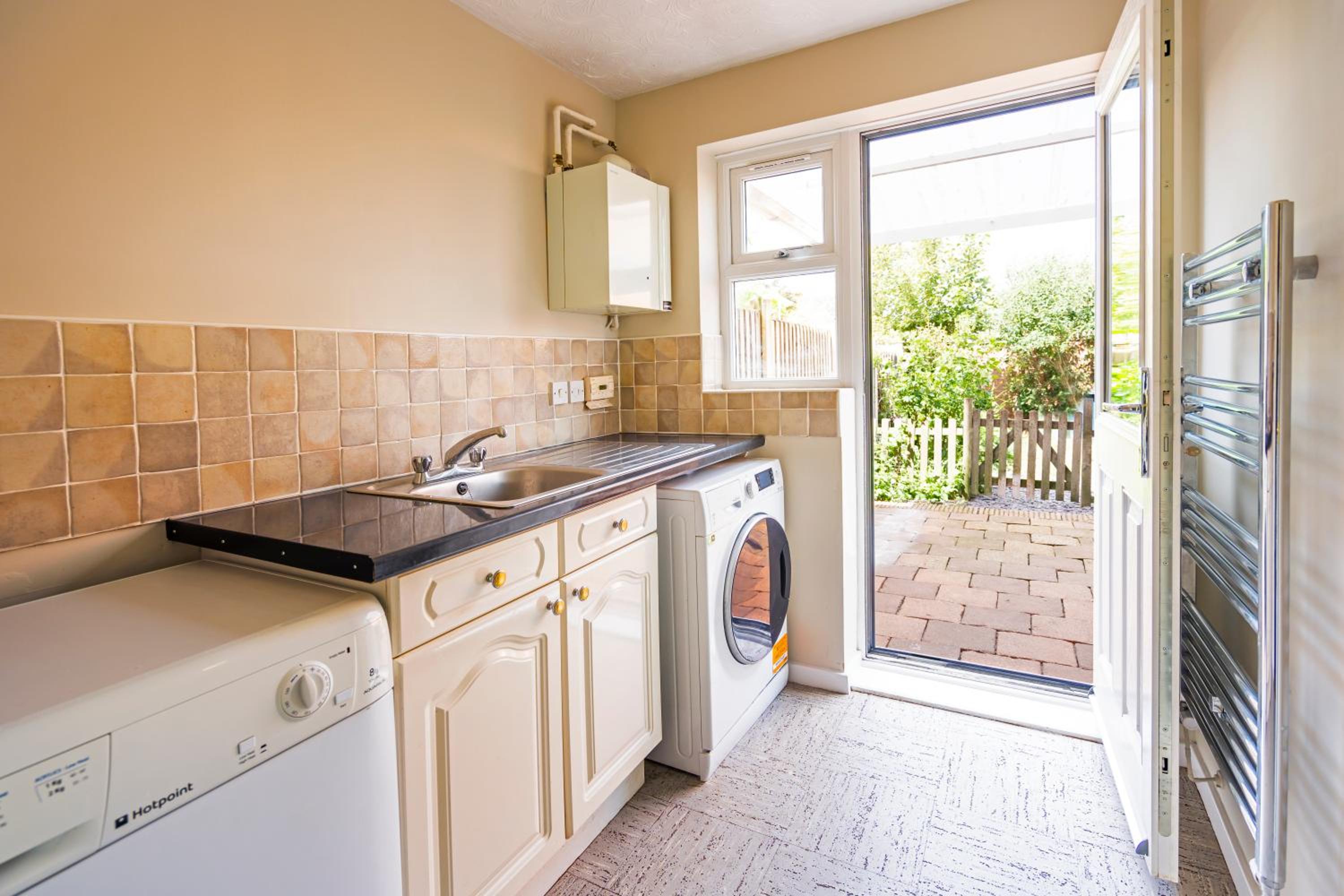 Bright & modern 4 bedroom townhouse view 3