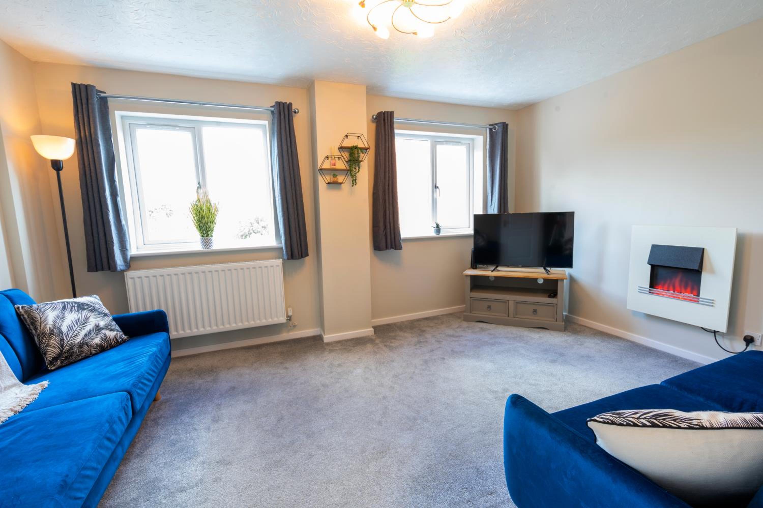 Bright & modern 4 bedroom townhouse view 4