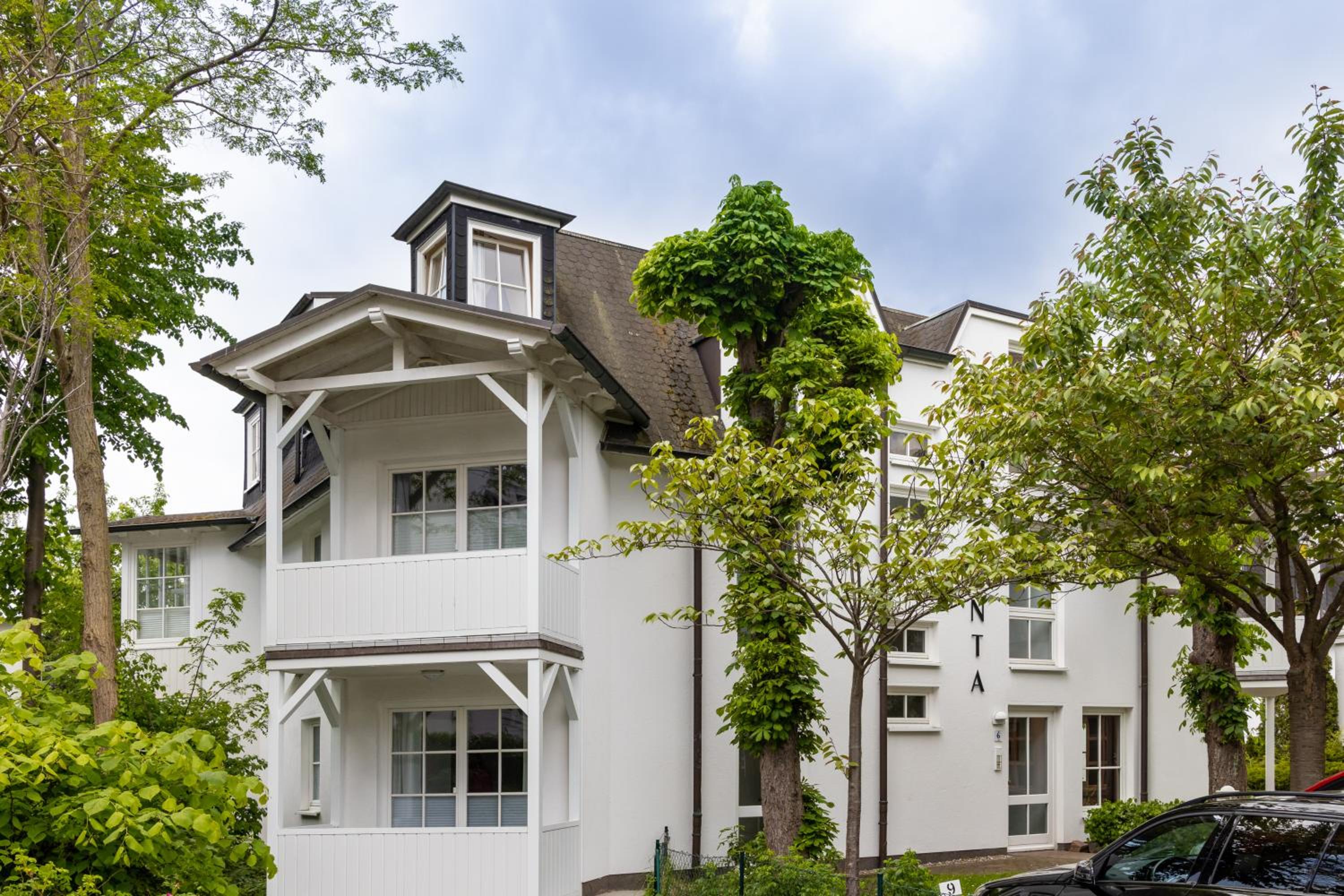 Villa Ambienta - Wellenreiter mit Strandkorb am Strand