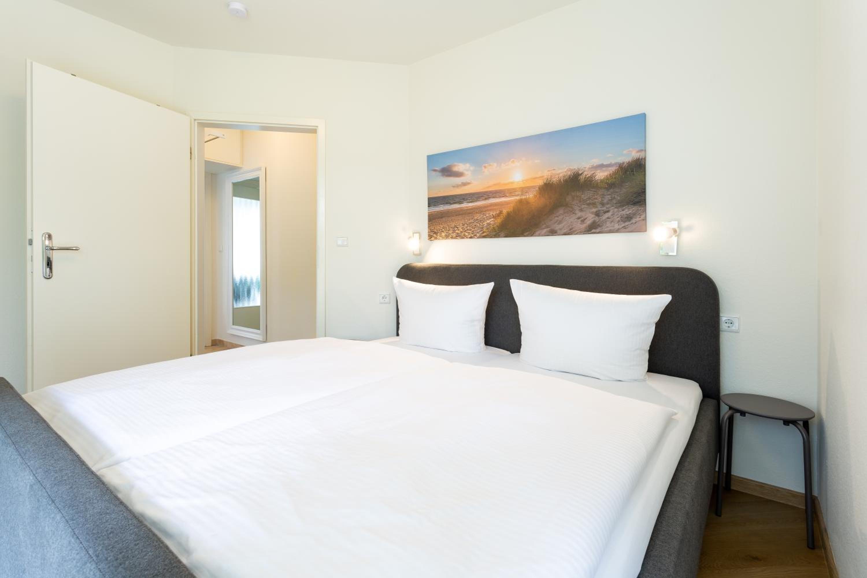 Villa Ambienta - Wellenreiter mit Strandkorb am Strand