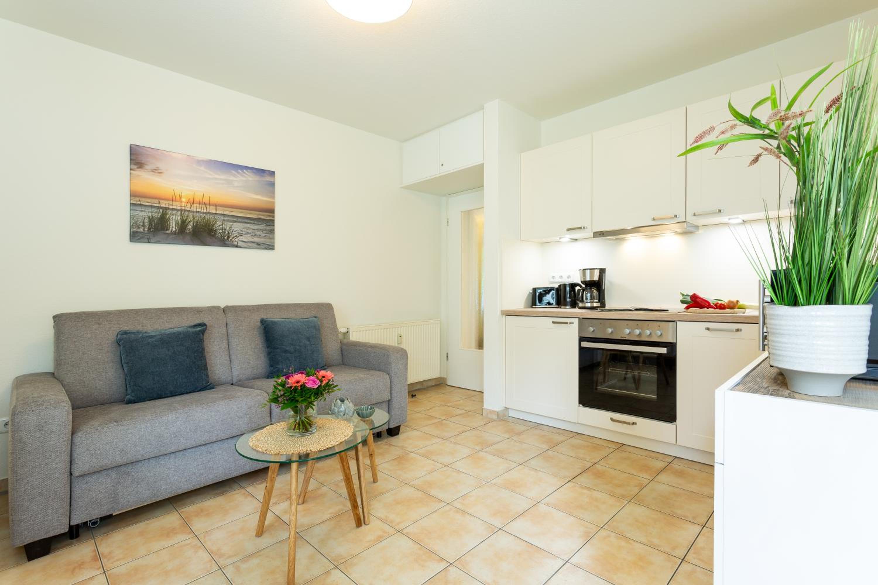 Villa Ambienta - Wellenreiter mit Strandkorb am Strand