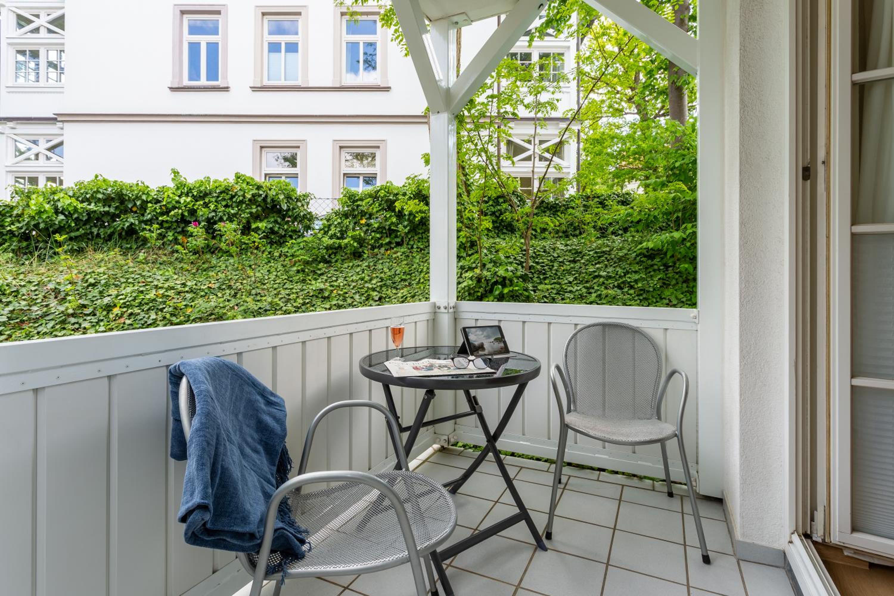 Villa Ambienta - Wellenreiter mit Strandkorb am Strand