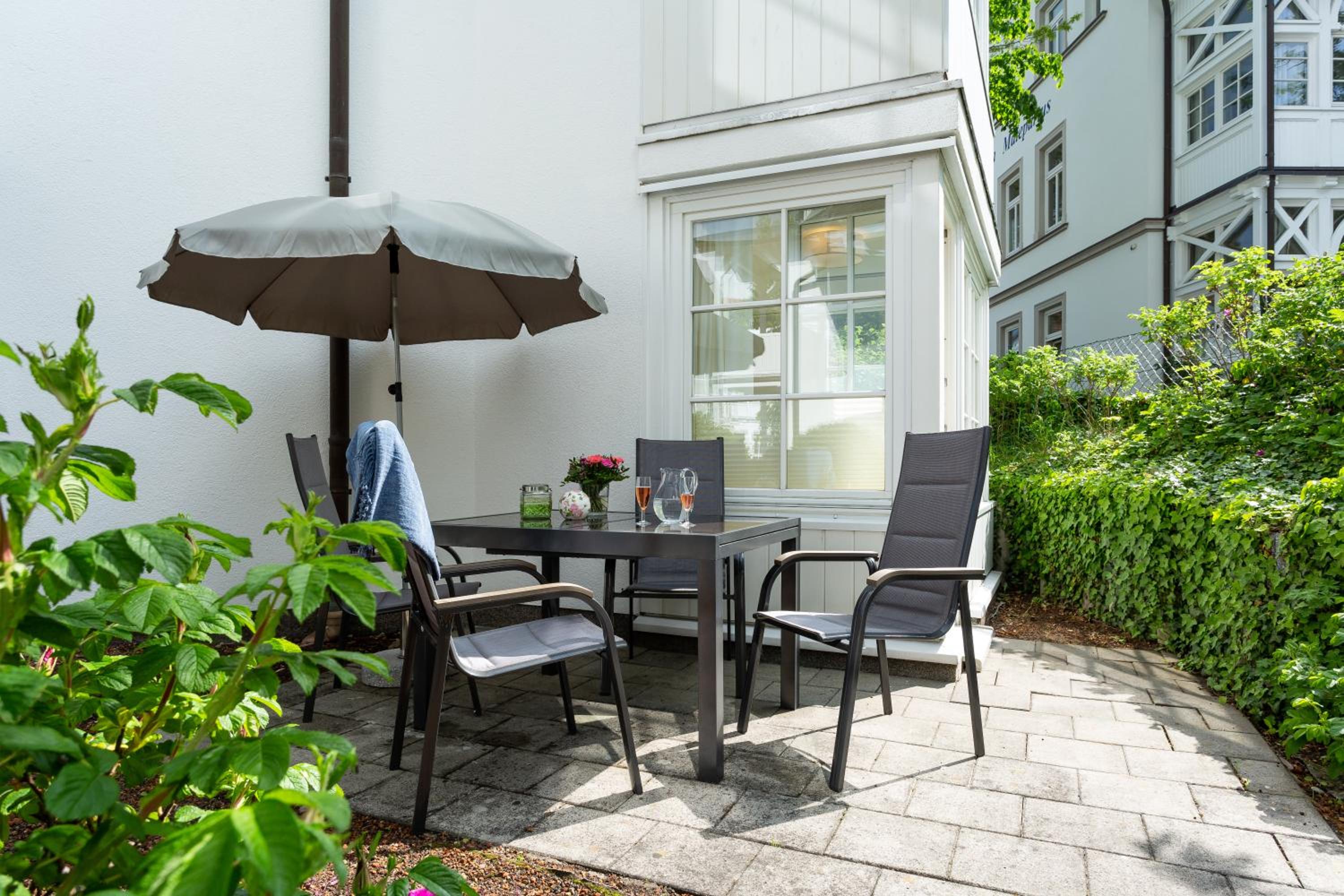 Villa Ambienta - Wellenreiter mit Strandkorb am Strand