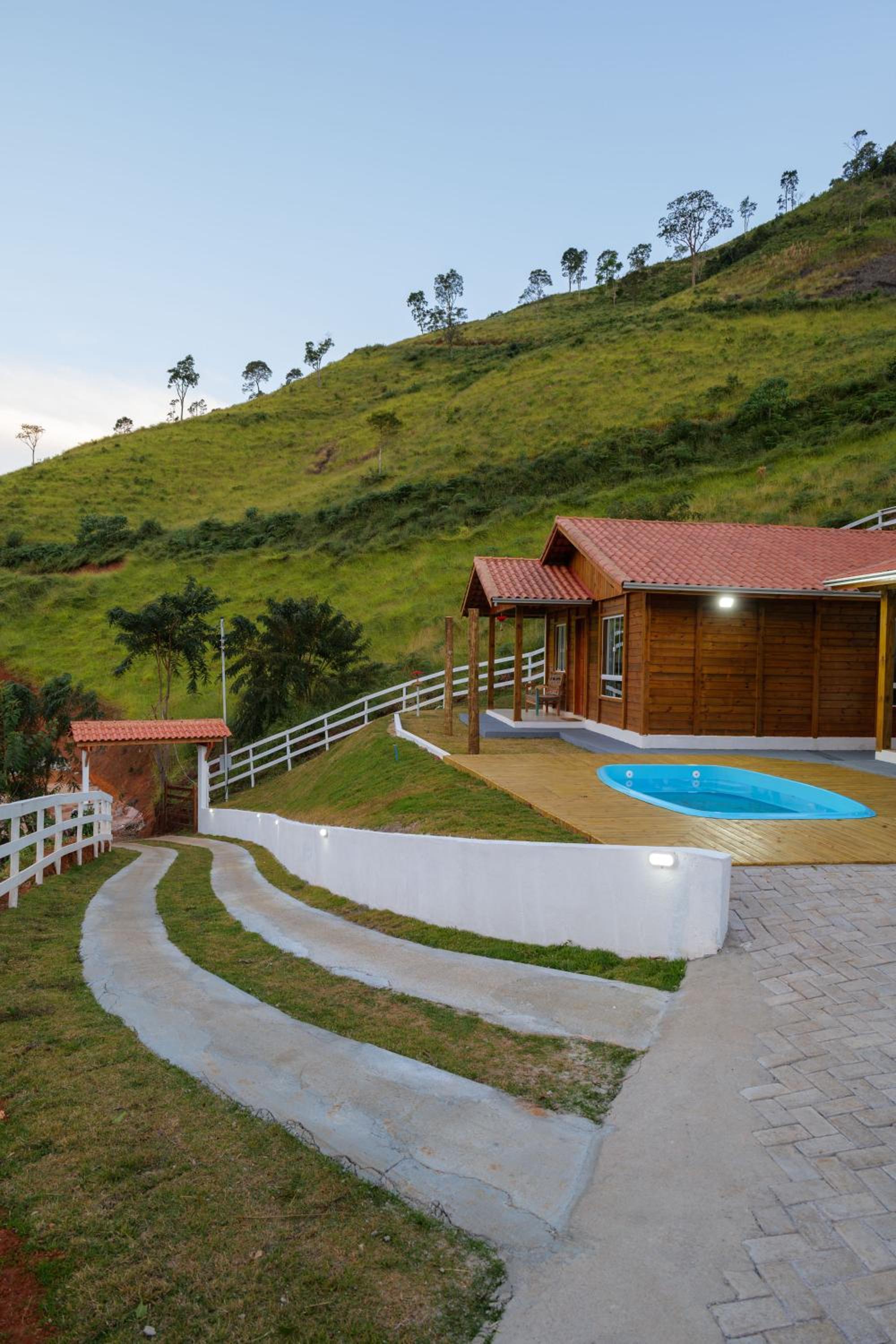 Recanto Águas Nascentes - Casa na serra com piscina e cachoeira no quintal!!