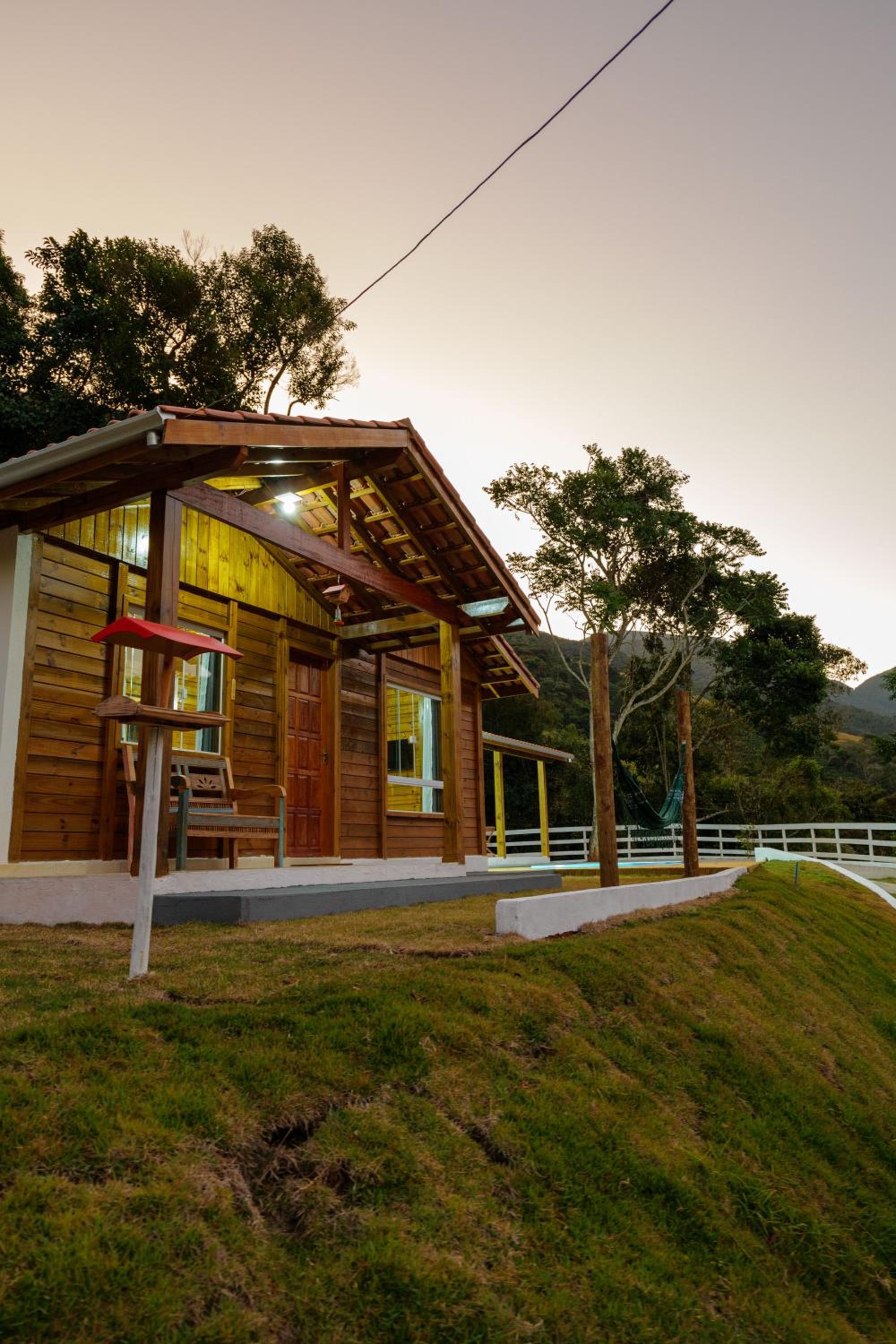Recanto Águas Nascentes - Casa na serra com piscina e cachoeira no quintal!!