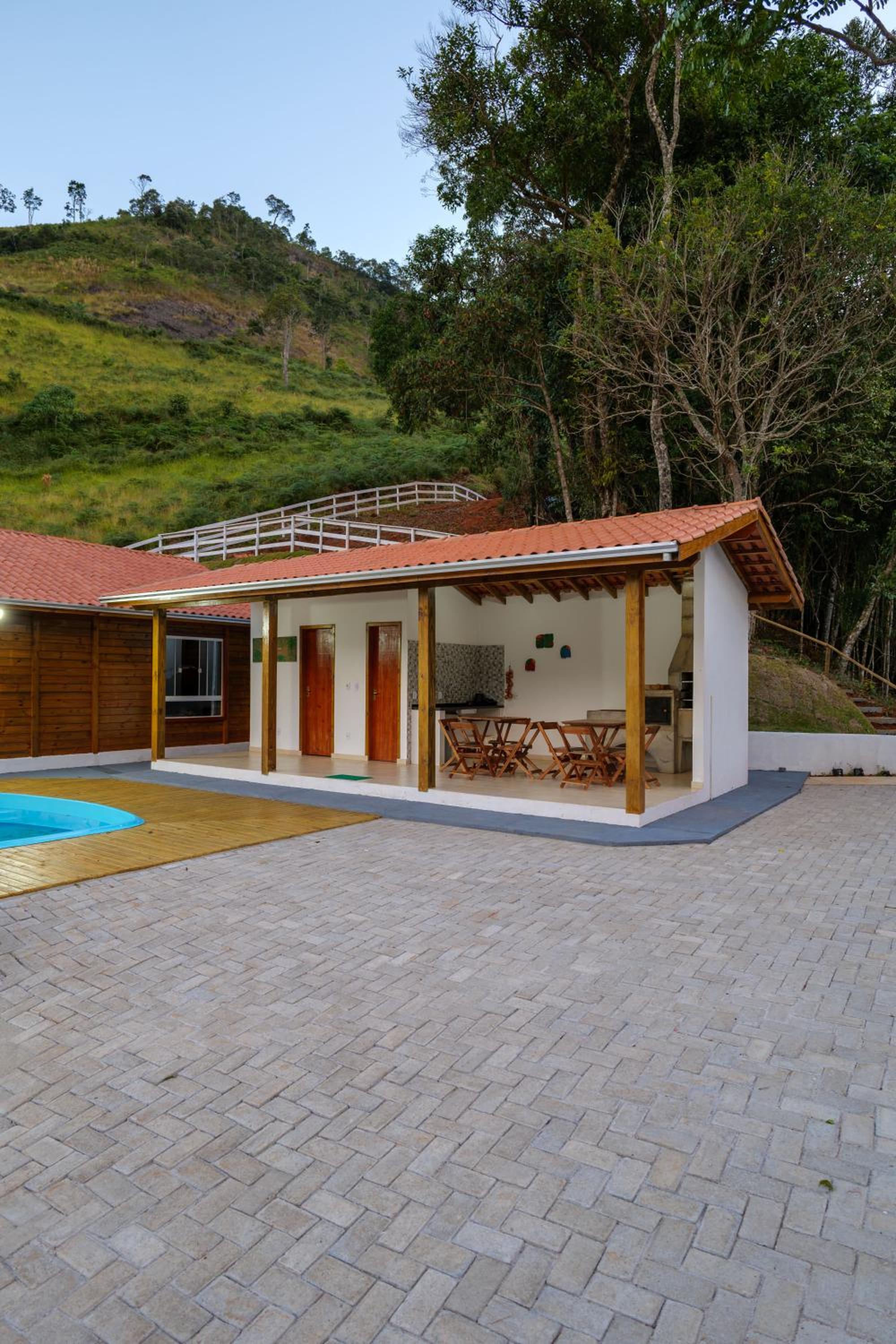Recanto Águas Nascentes - Casa na serra com piscina e cachoeira no quintal!!
