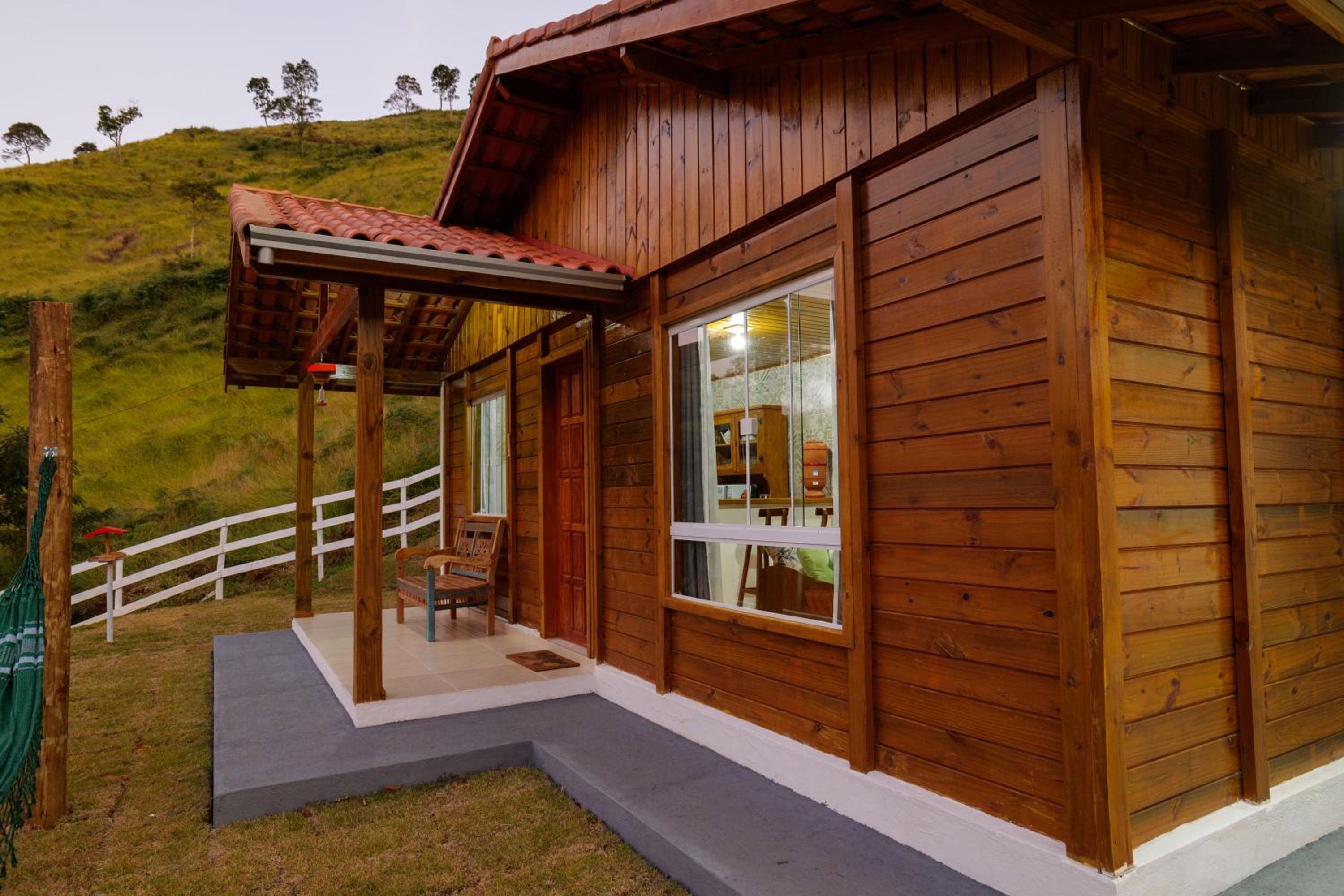 Recanto Águas Nascentes - Casa na serra com piscina e cachoeira no quintal!!