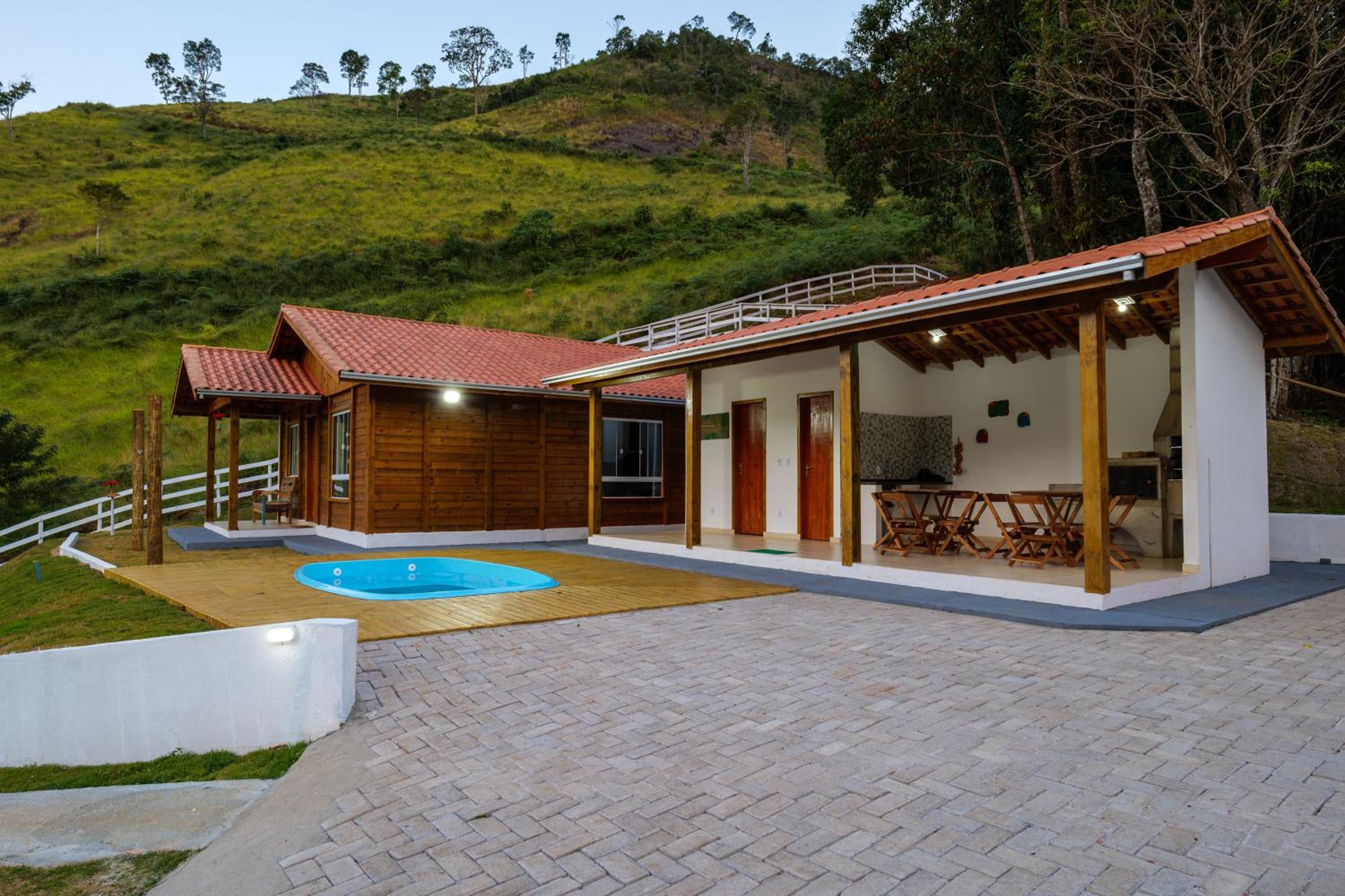 Recanto Águas Nascentes - Casa na serra com piscina e cachoeira no quintal!!