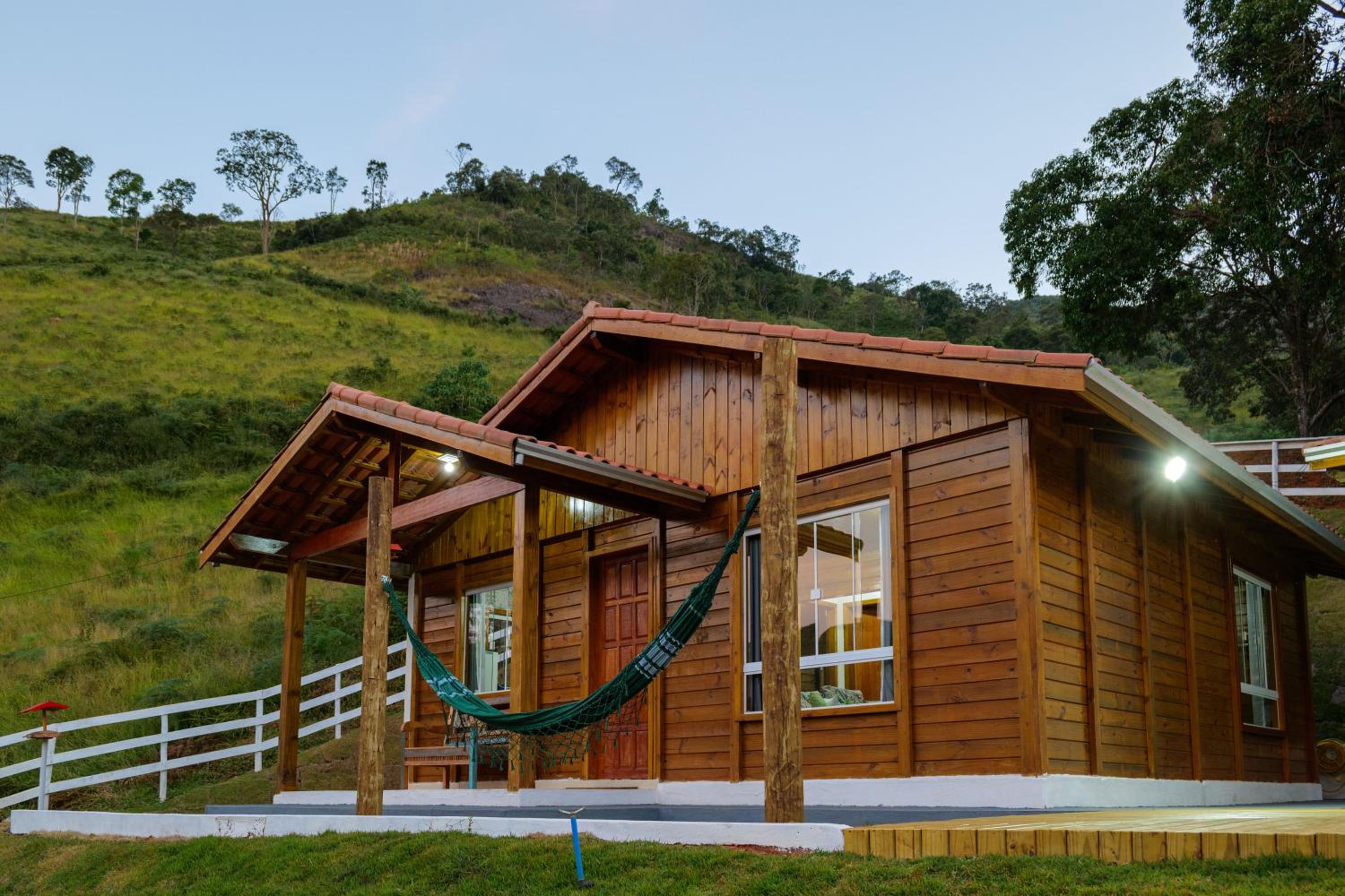 Recanto Águas Nascentes - Casa na serra com piscina e cachoeira no quintal!!
