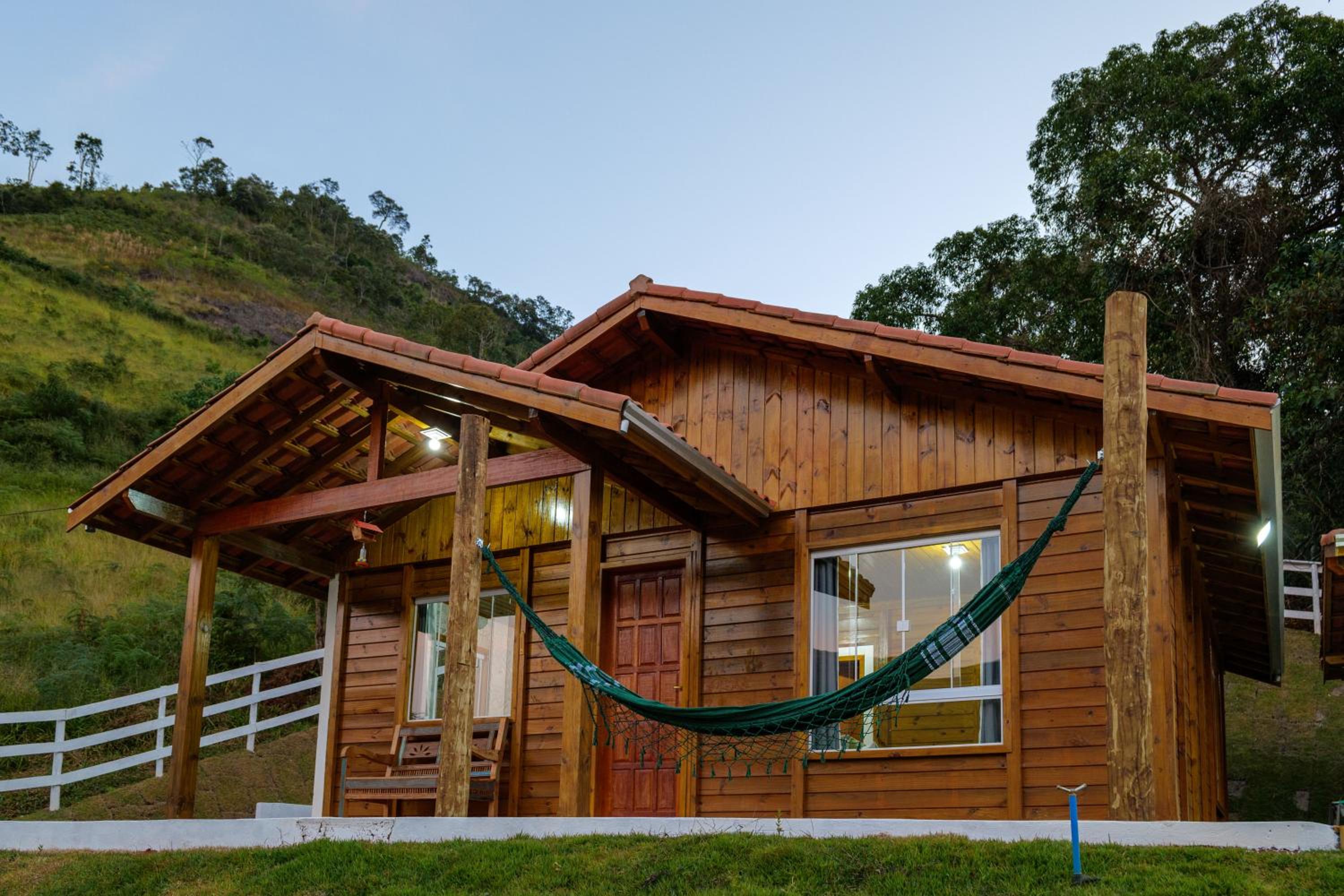 Recanto Águas Nascentes - Casa na serra com piscina e cachoeira no quintal!!