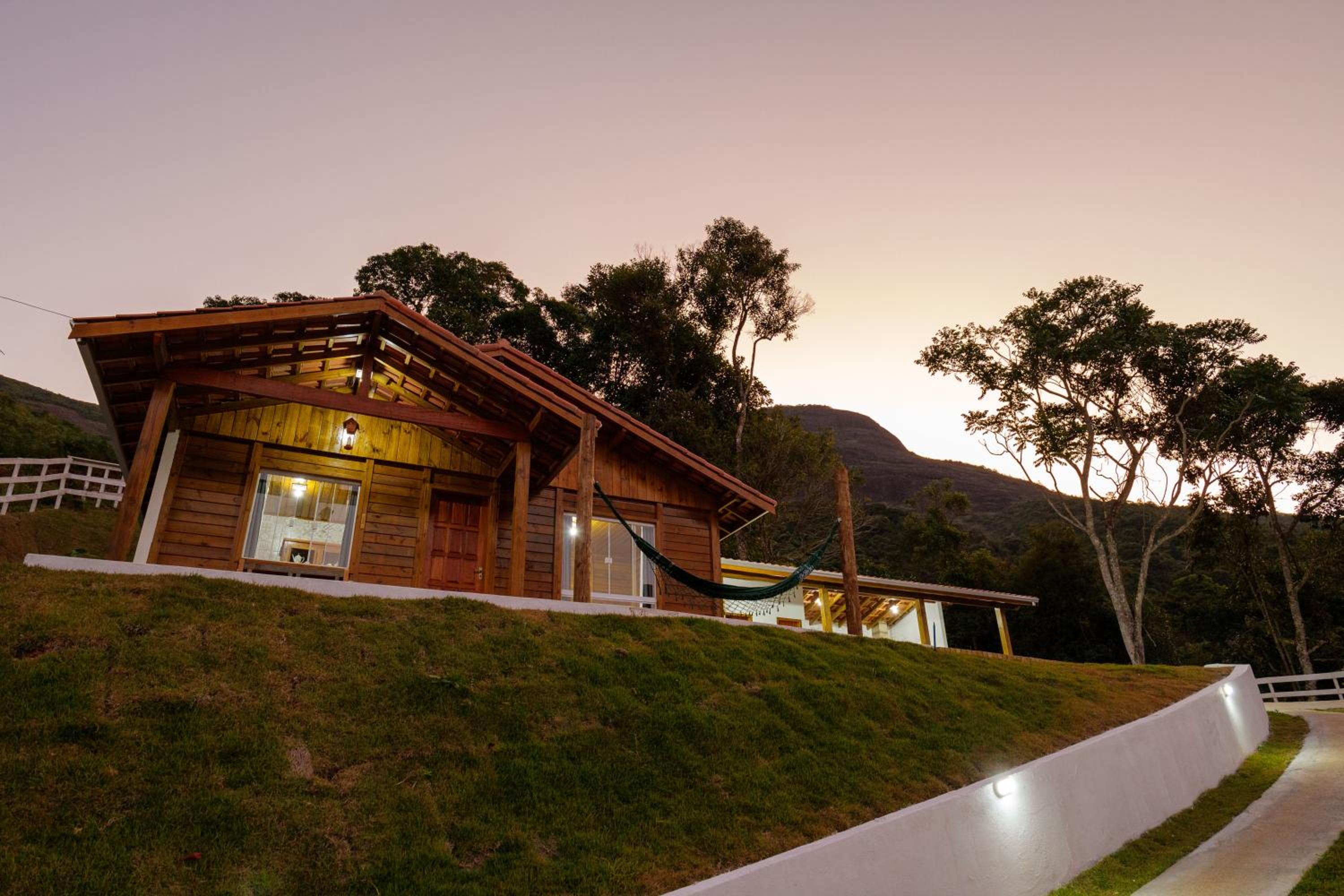 Recanto Águas Nascentes - Casa na serra com piscina e cachoeira no quintal!!