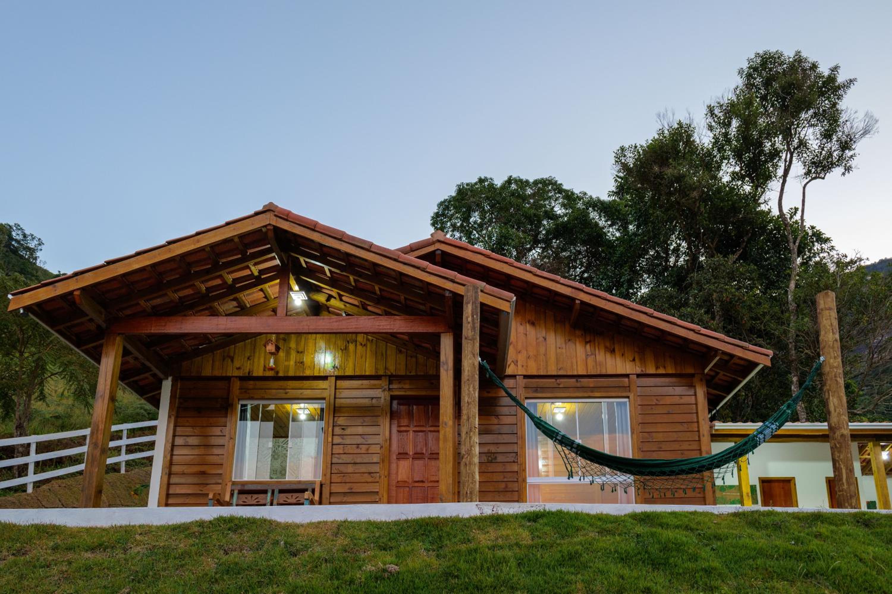 Recanto Águas Nascentes - Casa na serra com piscina e cachoeira no quintal!!