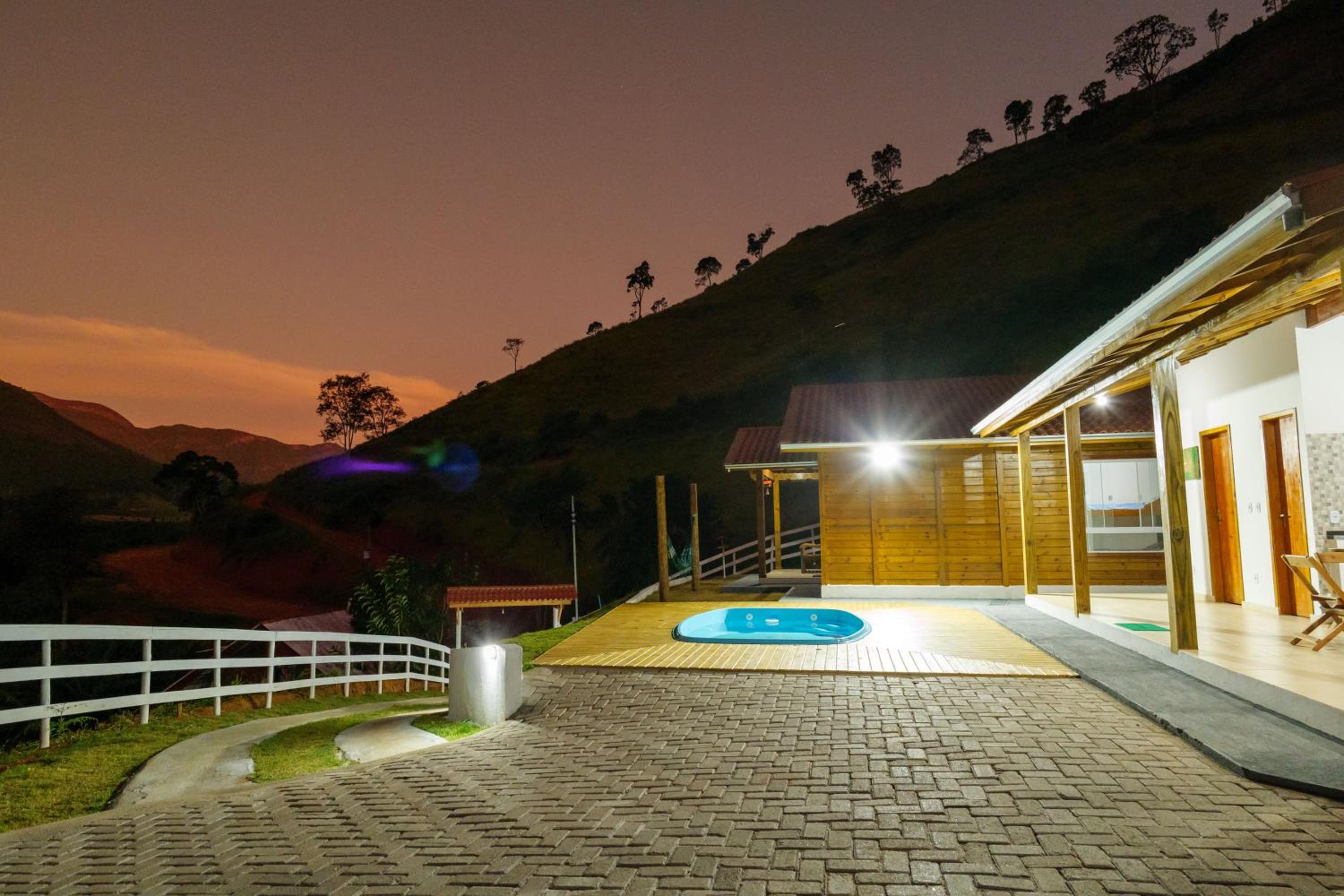 Recanto Águas Nascentes - Casa na serra com piscina e cachoeira no quintal!!