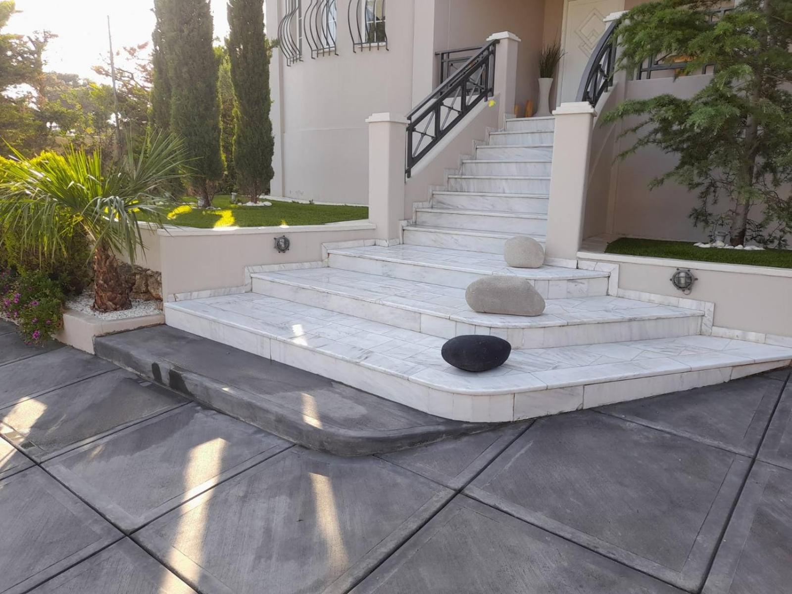 Hotel Suite with garden - Image 1