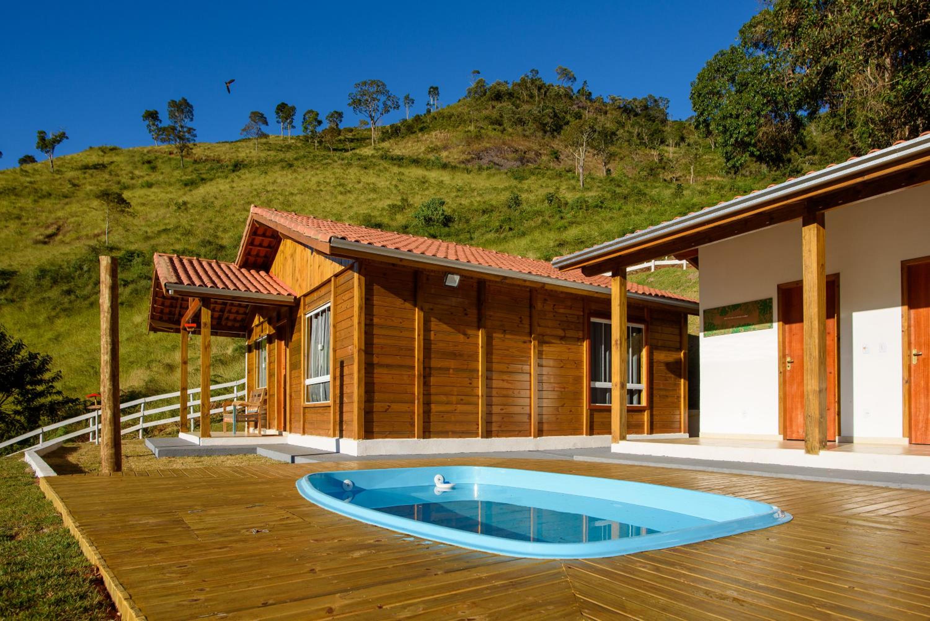 Recanto Águas Nascentes - Casa na serra com piscina e cachoeira no quintal!!