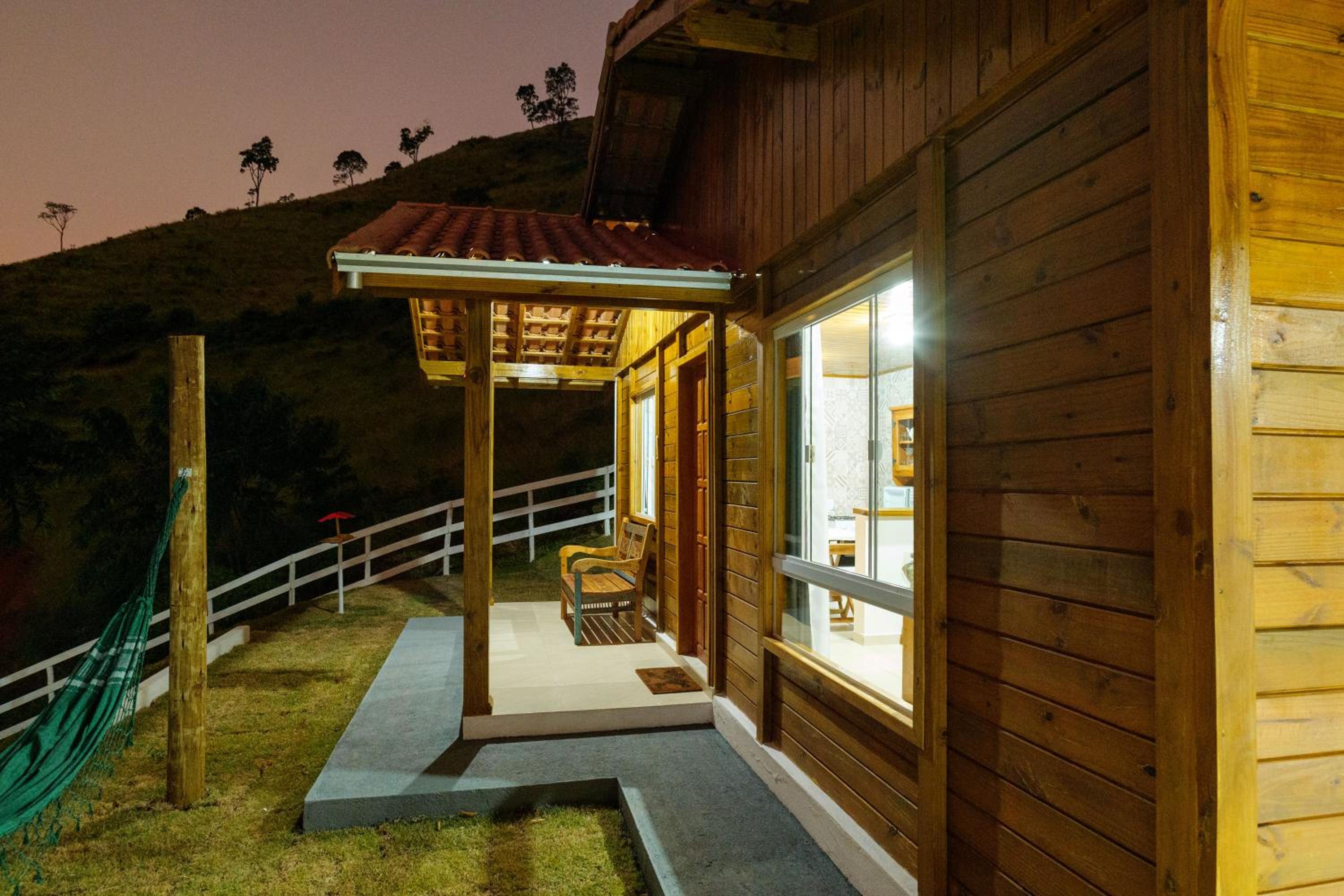 Recanto Águas Nascentes - Casa na serra com piscina e cachoeira no quintal!!