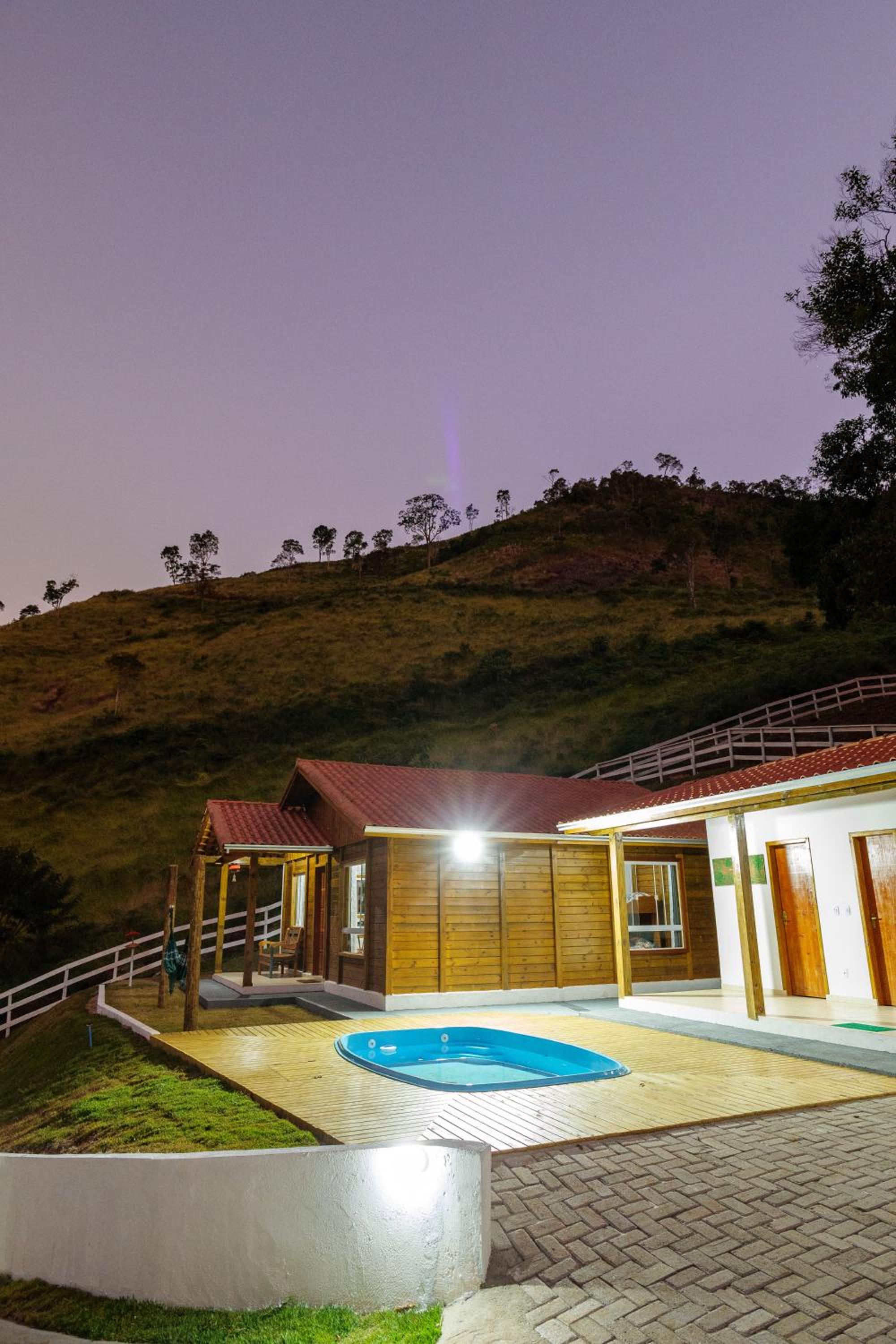 Recanto Águas Nascentes - Casa na serra com piscina e cachoeira no quintal!!
