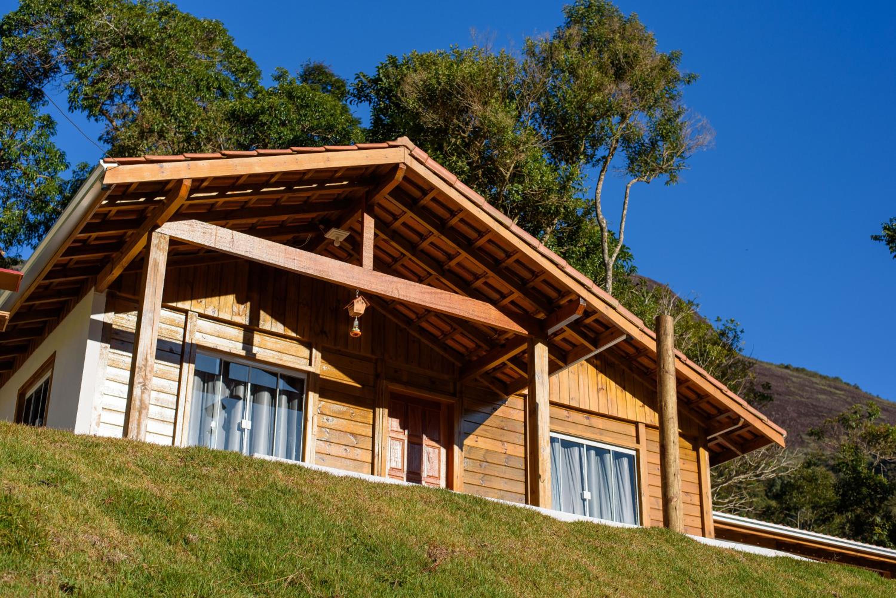 Recanto Águas Nascentes - Casa na serra com piscina e cachoeira no quintal!!