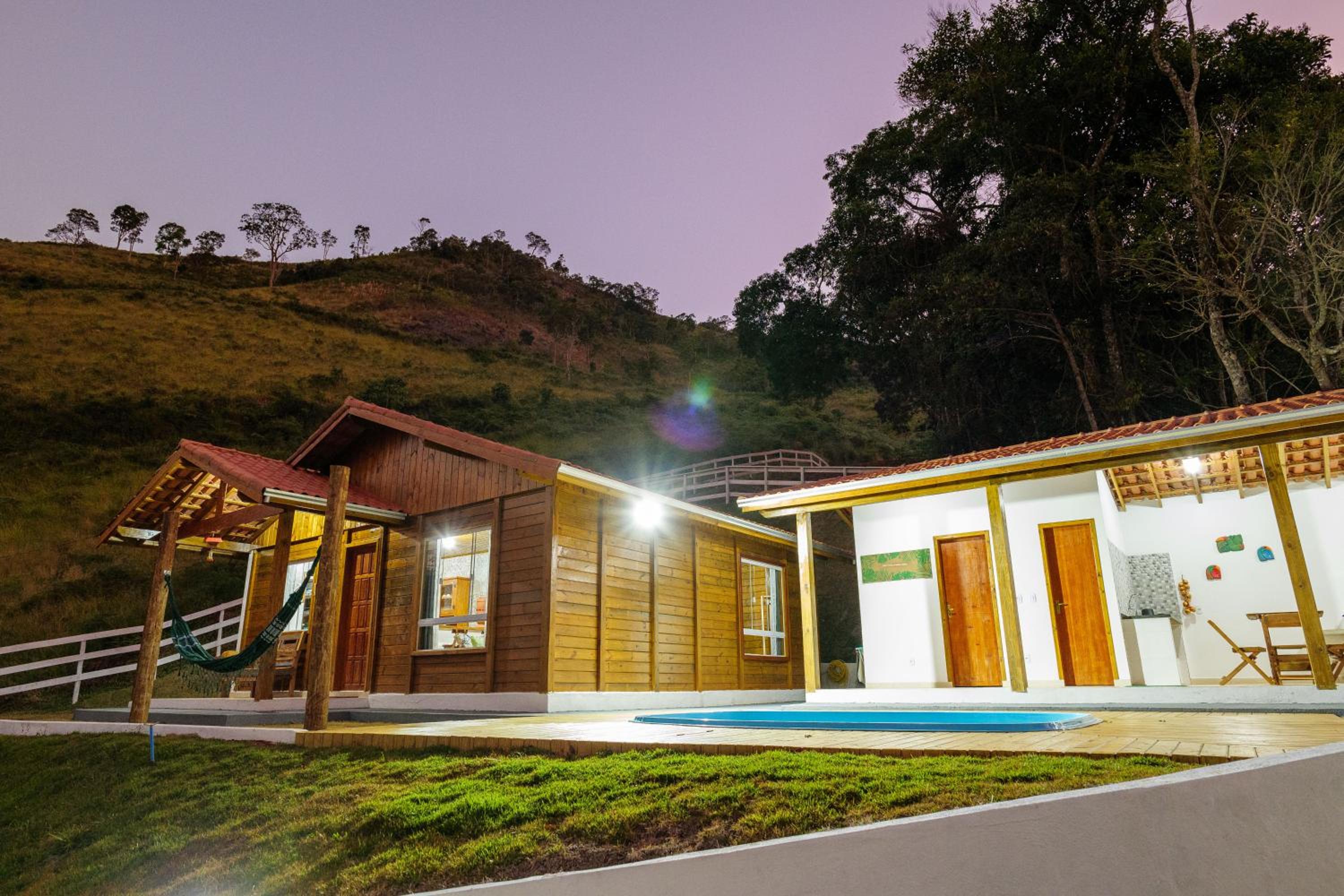 Recanto Águas Nascentes - Casa na serra com piscina e cachoeira no quintal!!