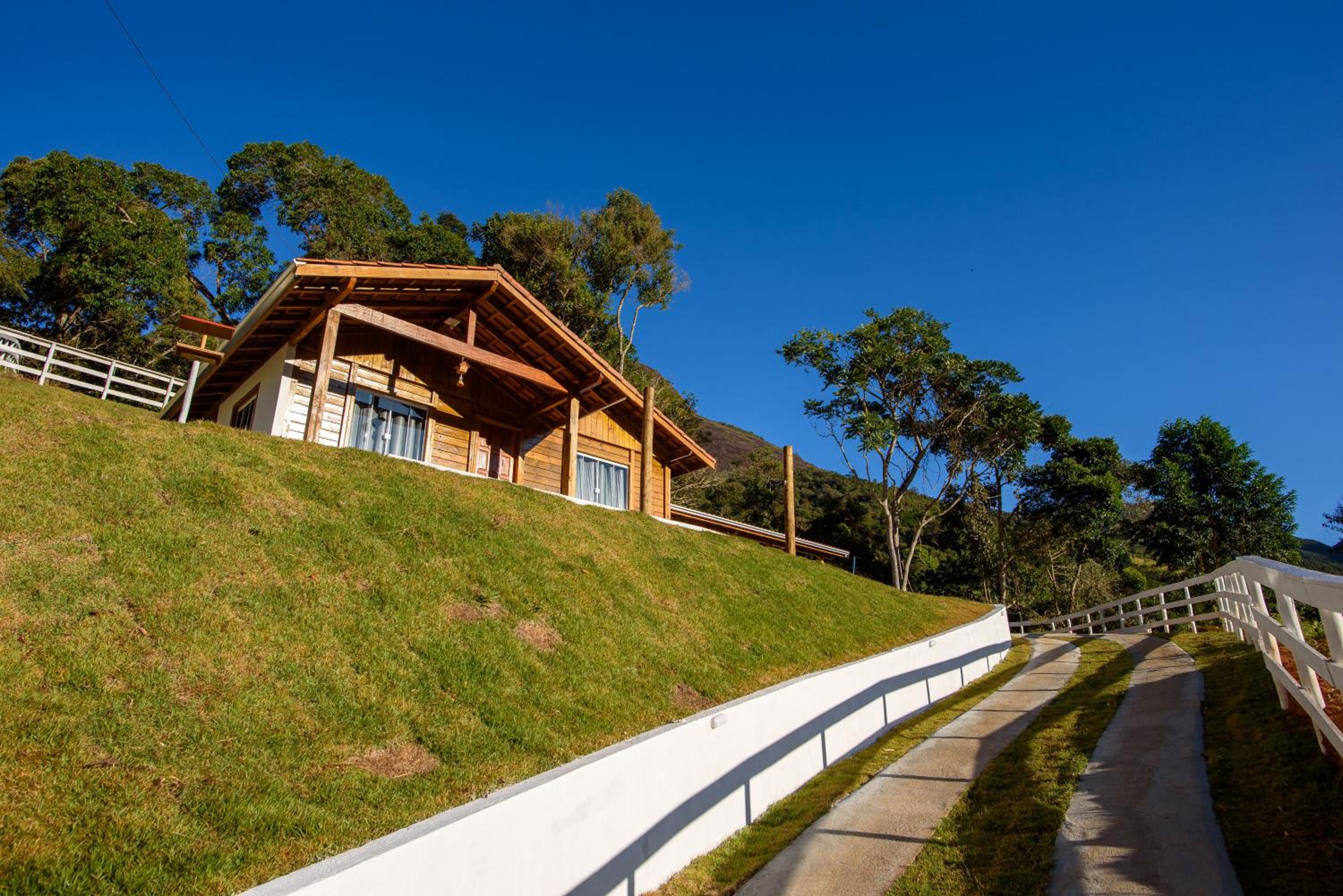 Recanto Águas Nascentes - Casa na serra com piscina e cachoeira no quintal!!