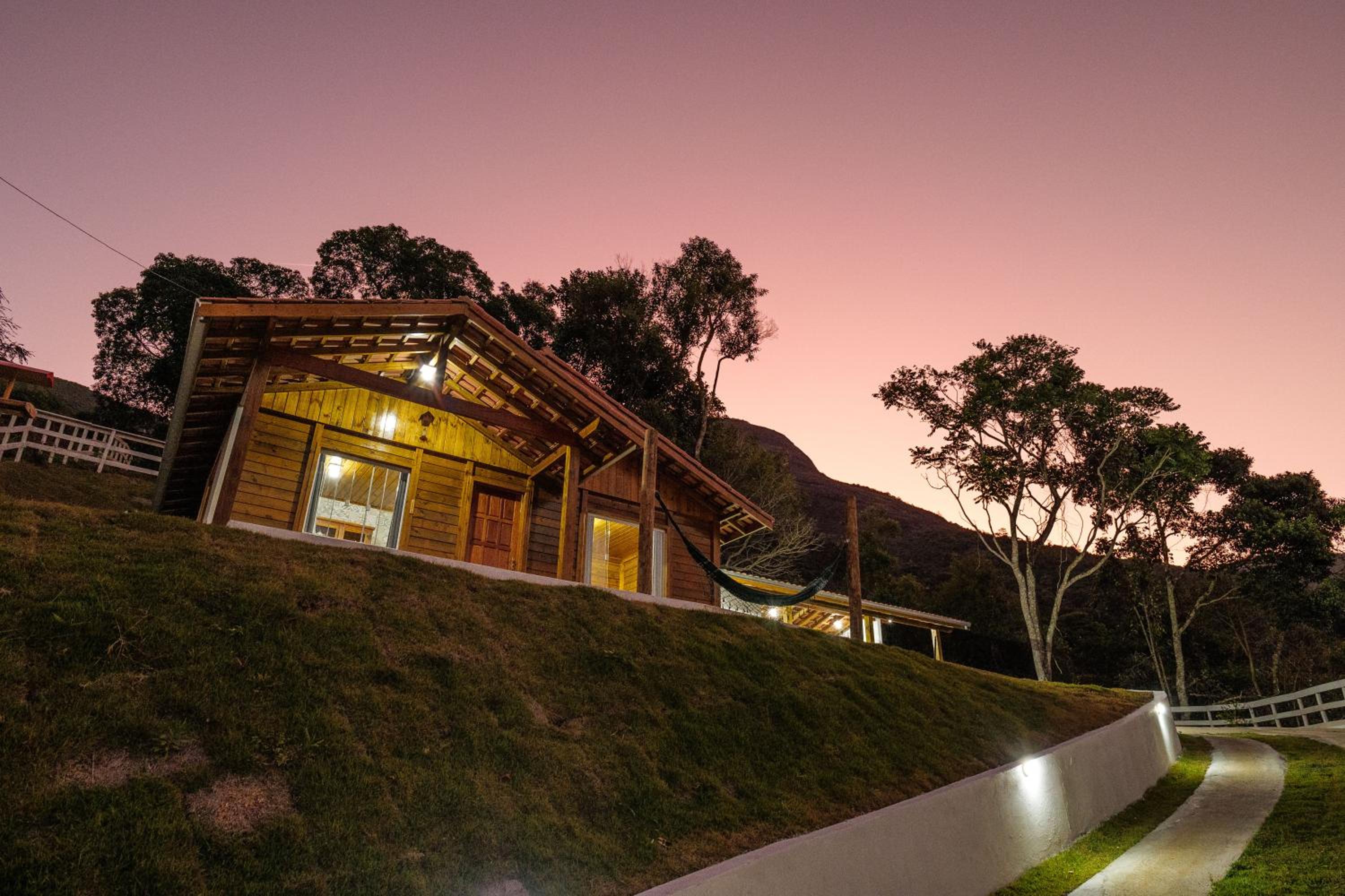 Recanto Águas Nascentes - Casa na serra com piscina e cachoeira no quintal!!
