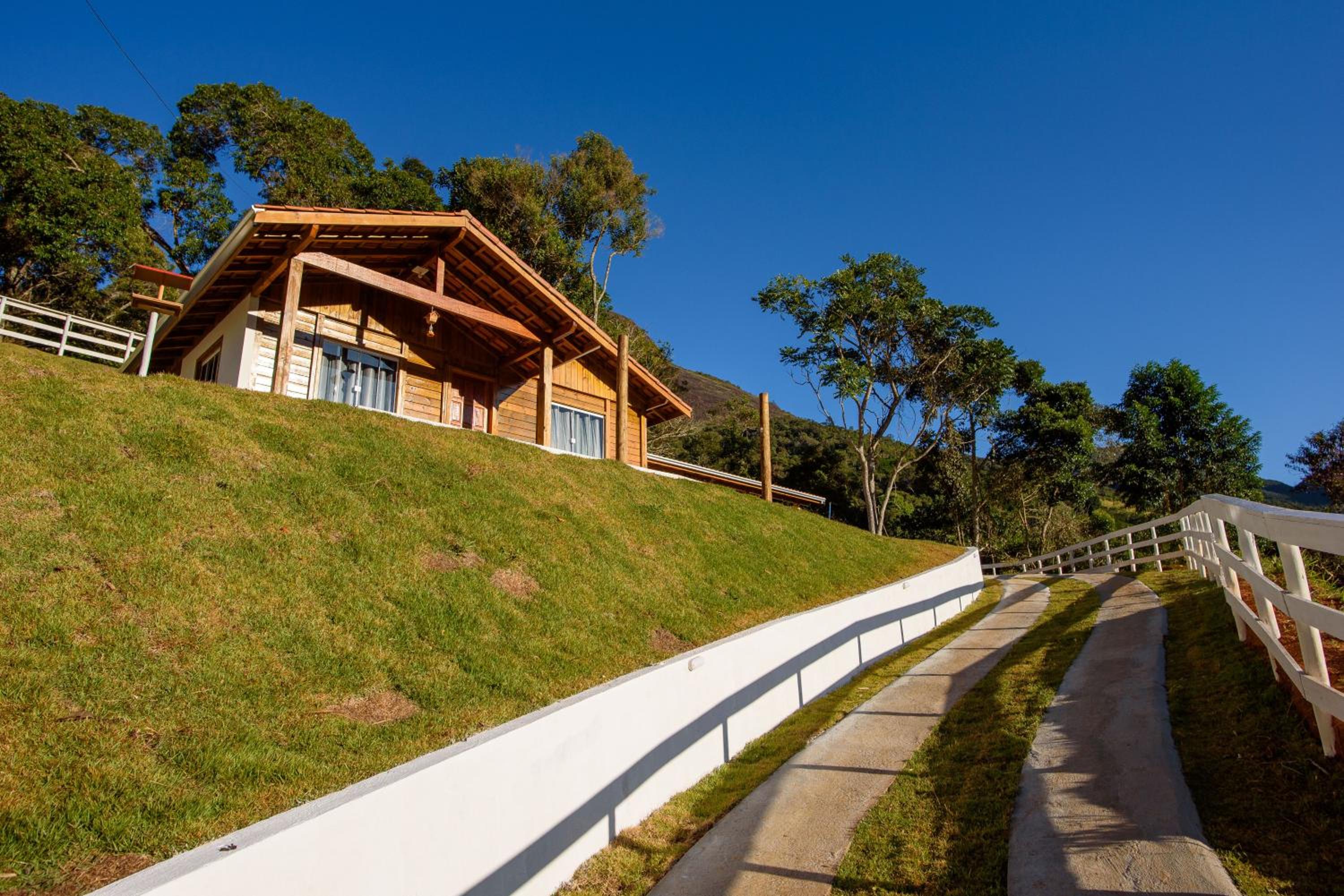 Recanto Águas Nascentes - Casa na serra com piscina e cachoeira no quintal!!
