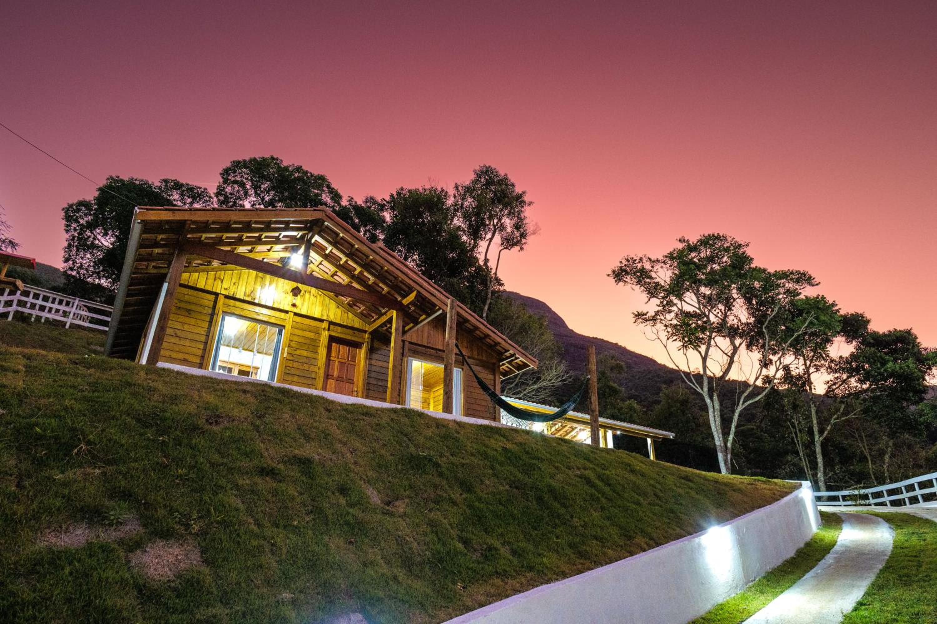 Recanto Águas Nascentes - Casa na serra com piscina e cachoeira no quintal!!