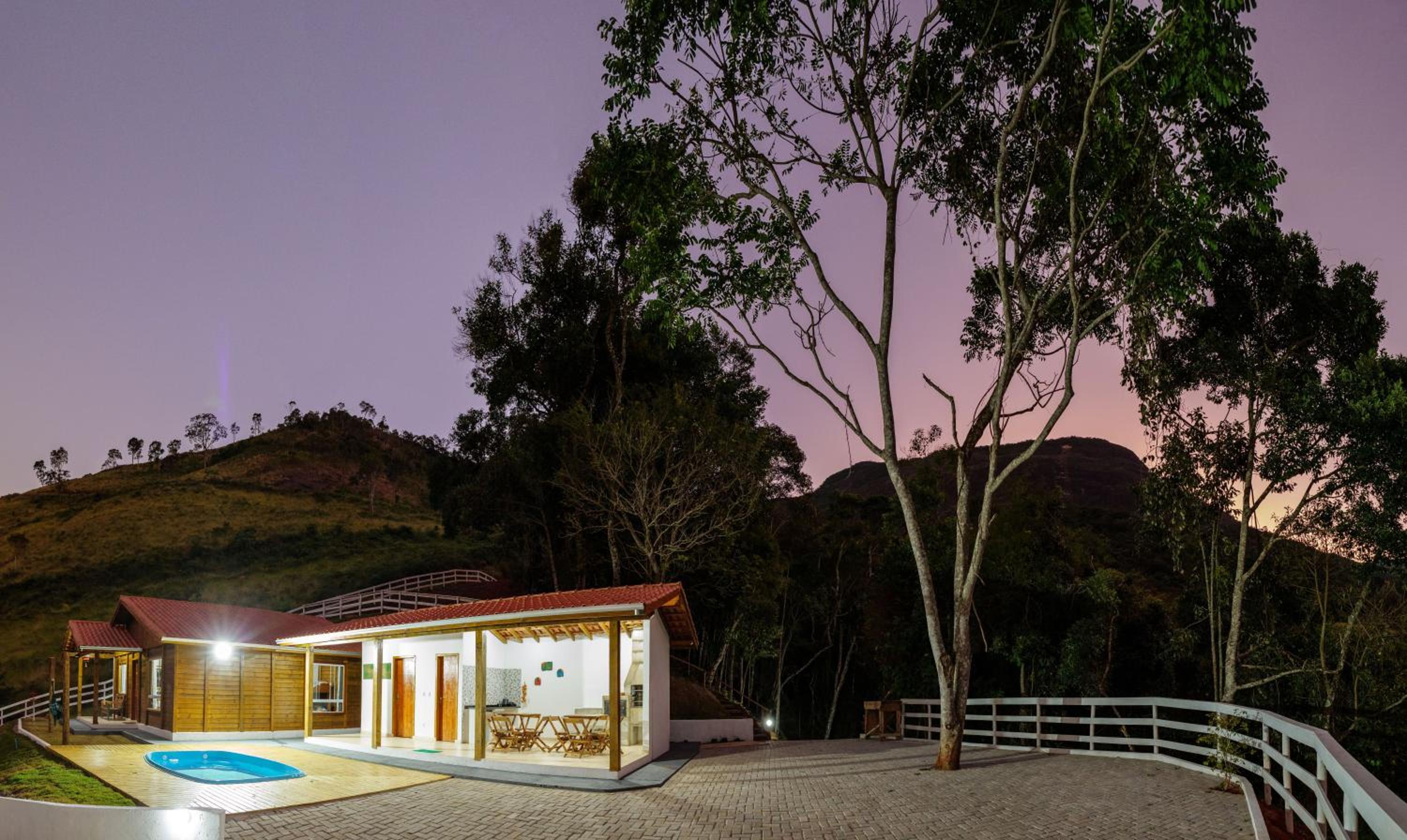 Recanto Águas Nascentes - Casa na serra com piscina e cachoeira no quintal!!