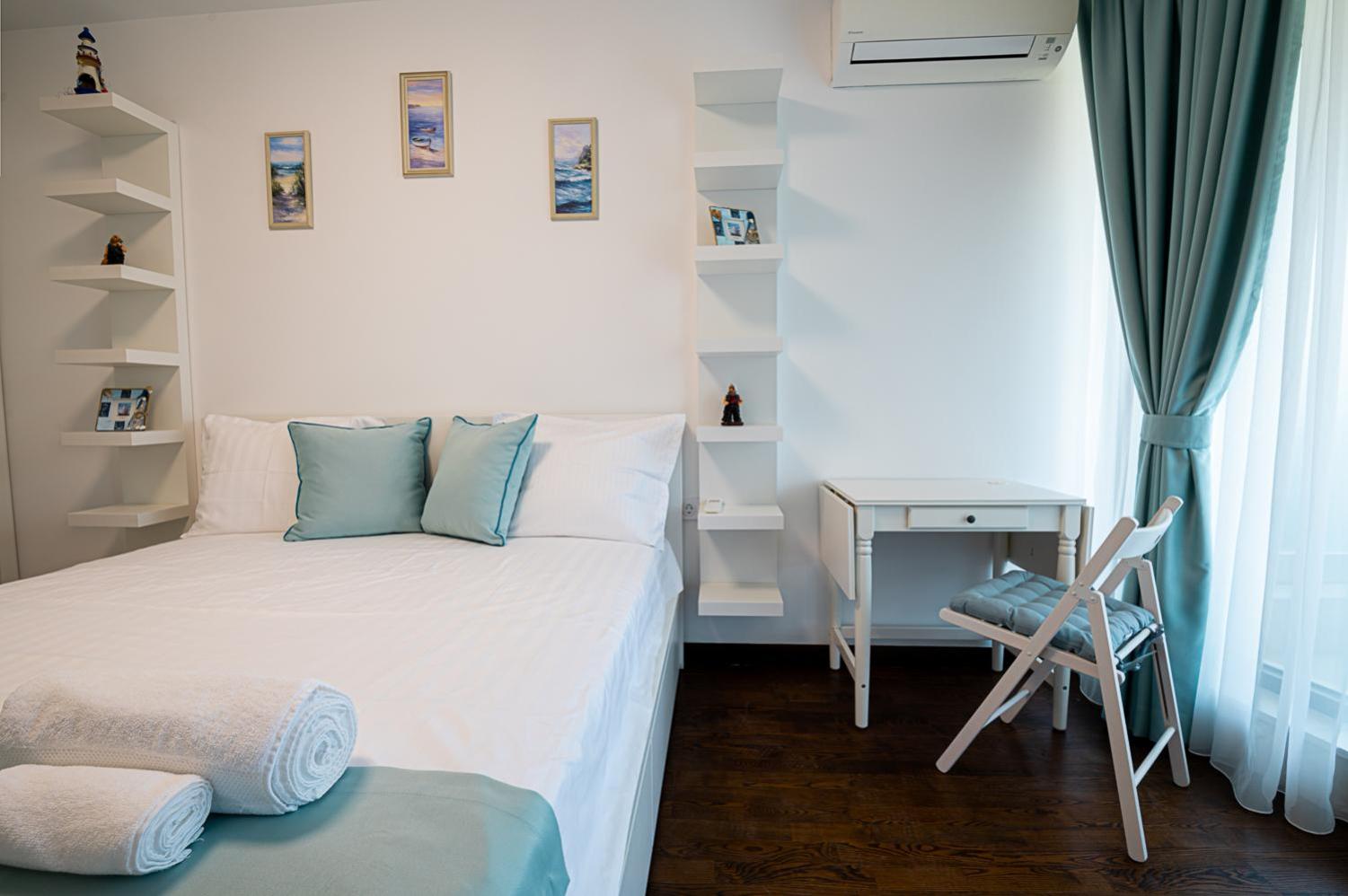 Stylish 1-BD Apartment in St. Constantine and Helena