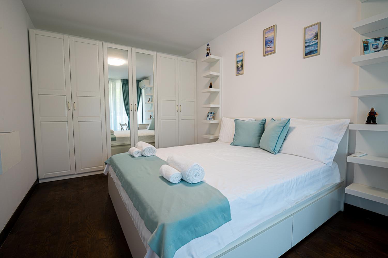 Stylish 1-BD Apartment in St. Constantine and Helena