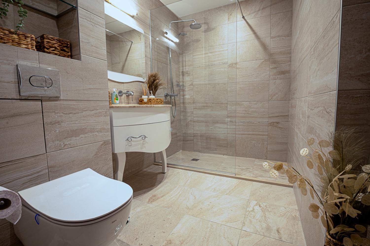 Stylish 1-BD Apartment in St. Constantine and Helena