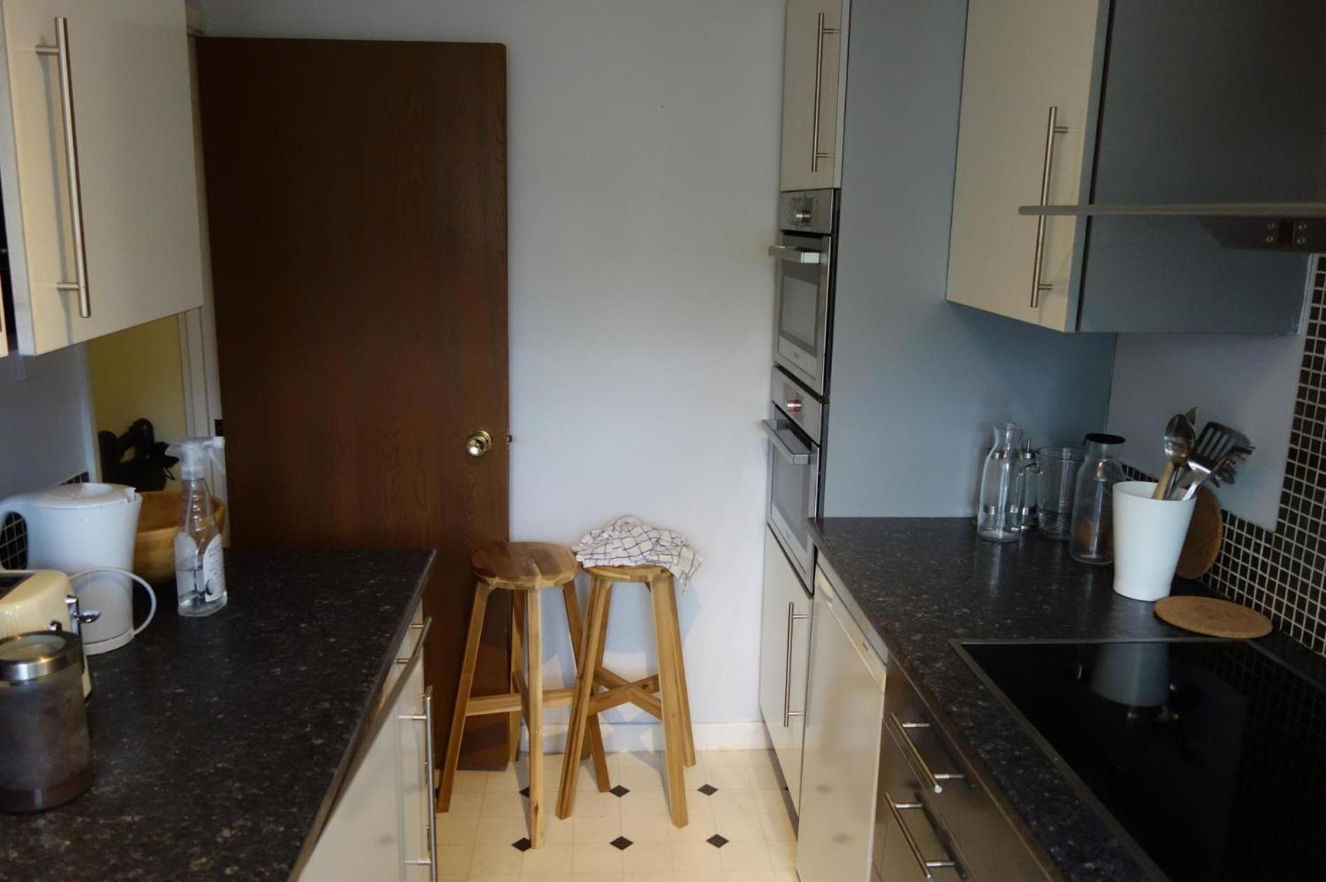 NEW Cosy 2 Bedroom Flat - Englefield Green view 3