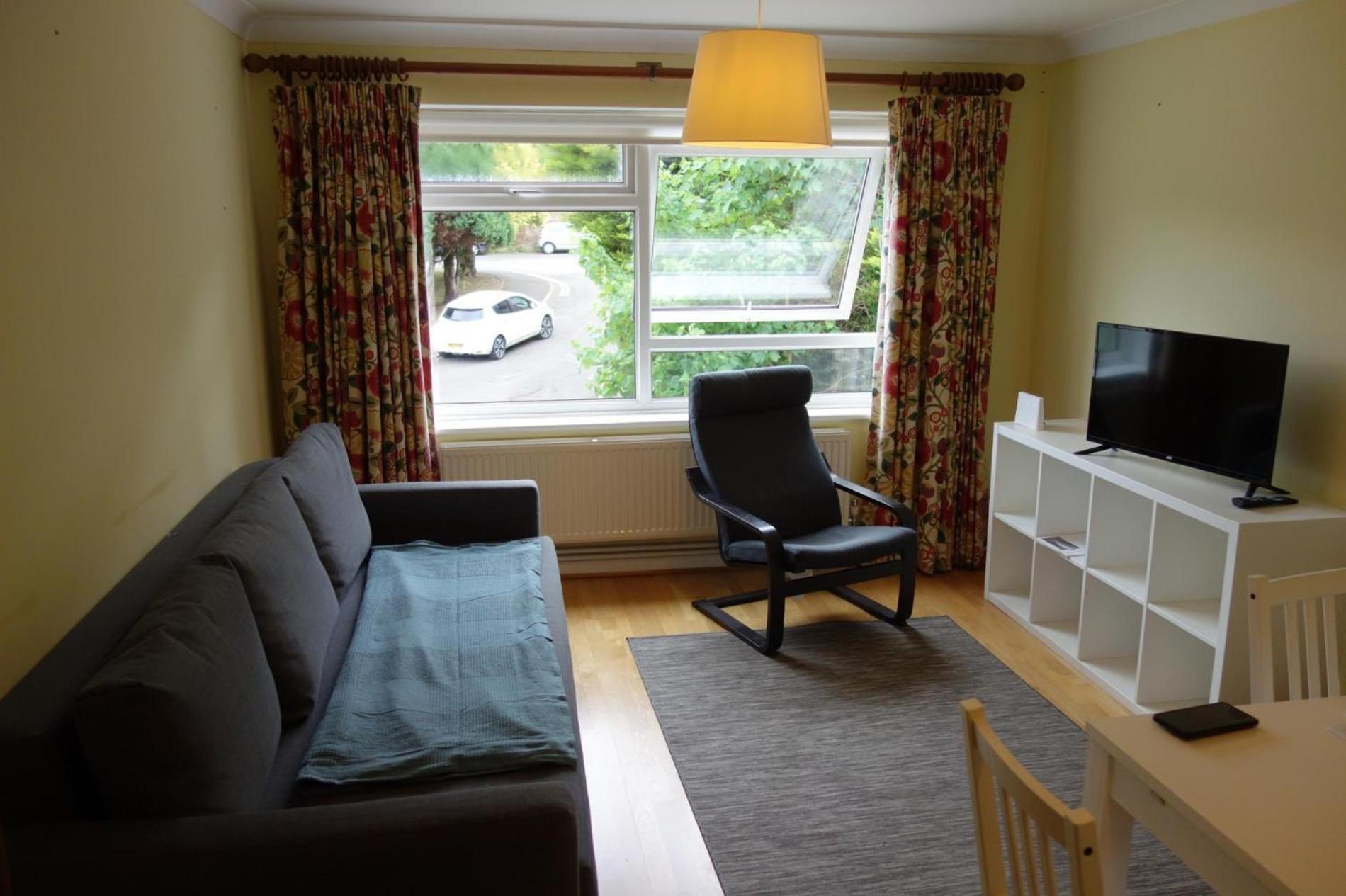 NEW Cosy 2 Bedroom Flat - Englefield Green view 2