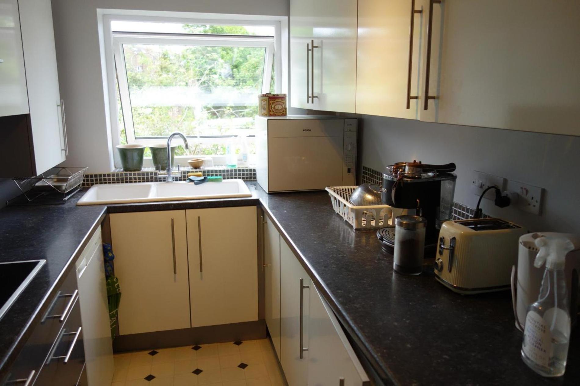 NEW Cosy 2 Bedroom Flat - Englefield Green view 5