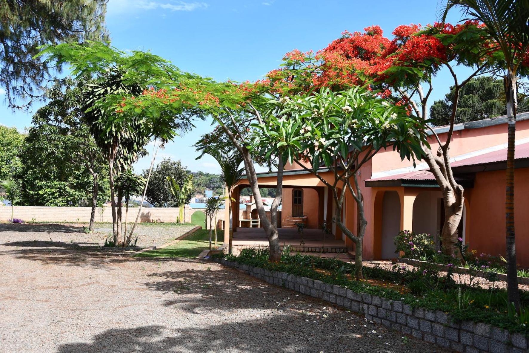 SNI-Village Ambohidratrimo au bord du Lac Andranotapahana view 2