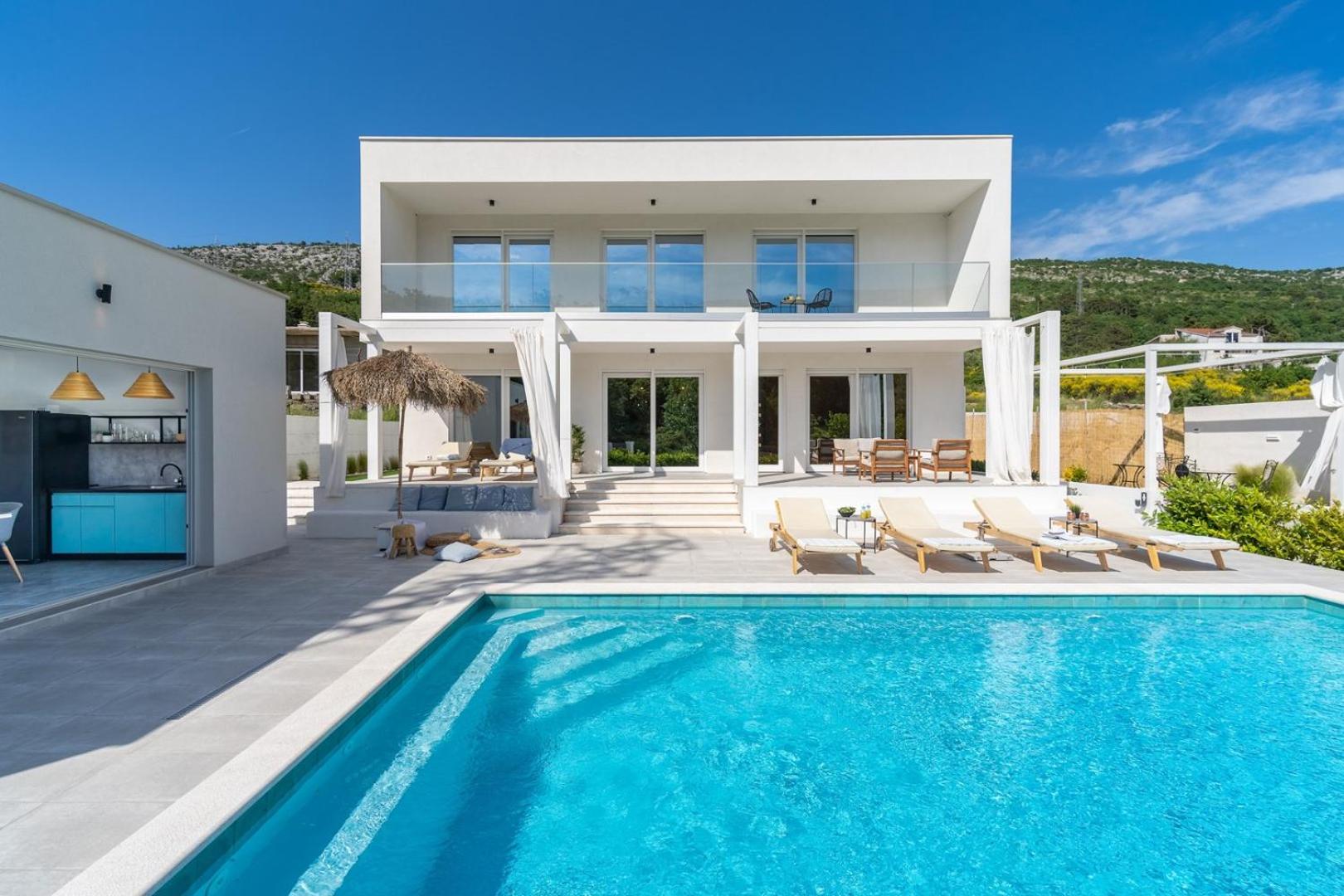 Villa Zen with 4 bedrooms, private 32 sqm pool, summer kitchen, 7 km from the beach view 2