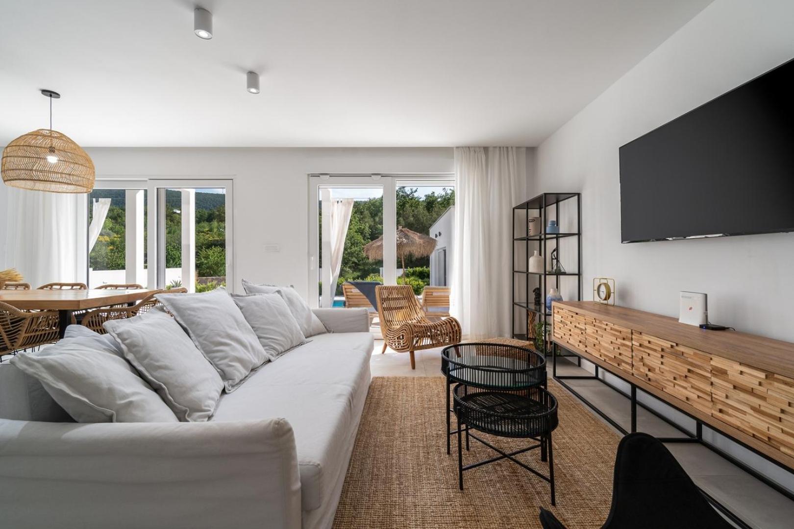 Villa Zen with 4 bedrooms, private 32 sqm pool, summer kitchen, 7 km from the beach view 5