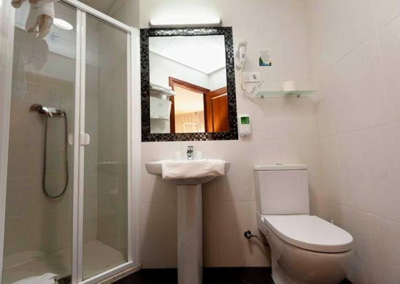 Hostal Hispano en Nájera — bathroom