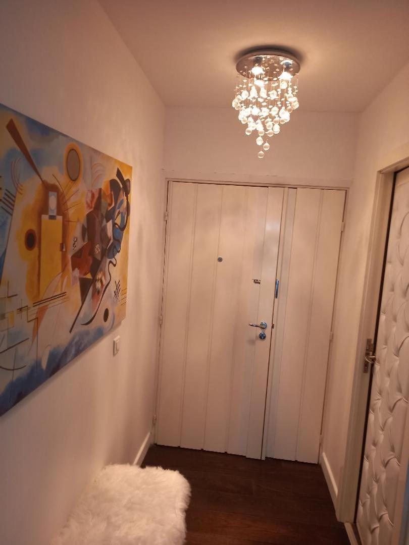Parisian Sparkle Retreat, 150m from American Hospital