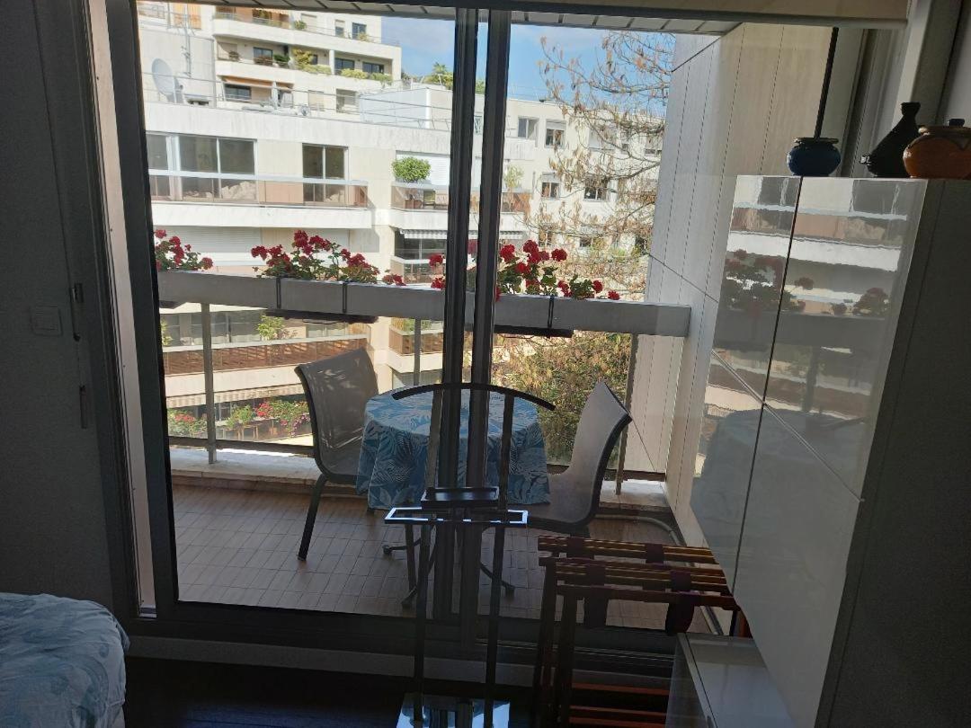 Parisian Sparkle Retreat, 150m from American Hospital