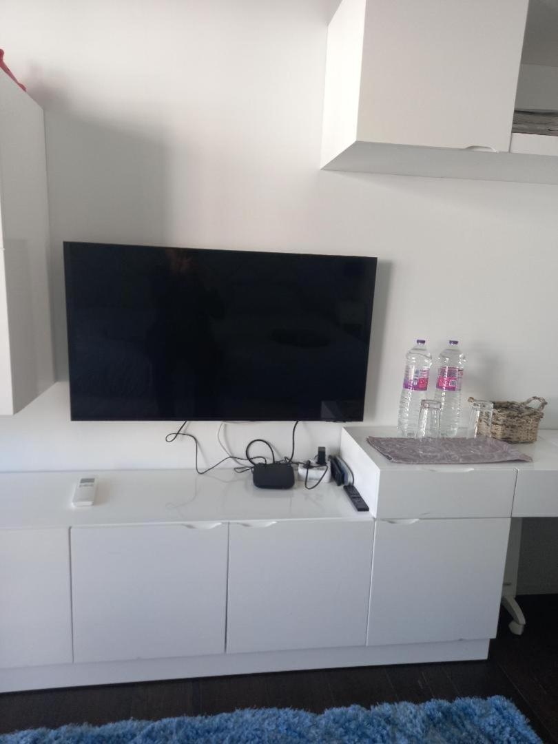 Parisian Sparkle Retreat, 150m from American Hospital