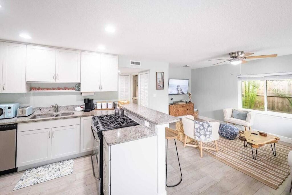 Beach house w/Putting Green/Game Rm/Rooftop Deck view 4