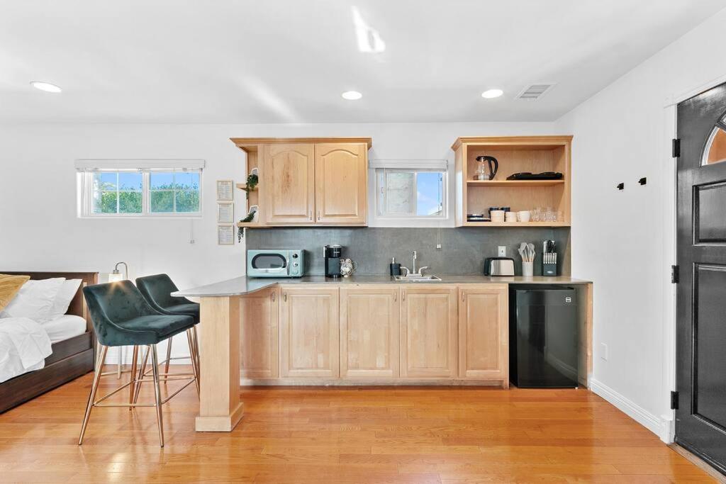 Beverly Grove Spanish Oasis with Pool and detached Guest House