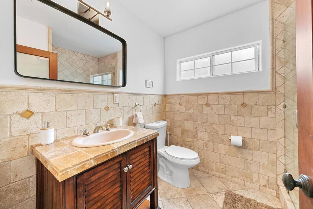 Beverly Grove Spanish Oasis with Pool and detached Guest House
