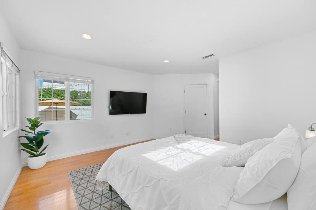 Beverly Grove Spanish Oasis with Pool and detached Guest House