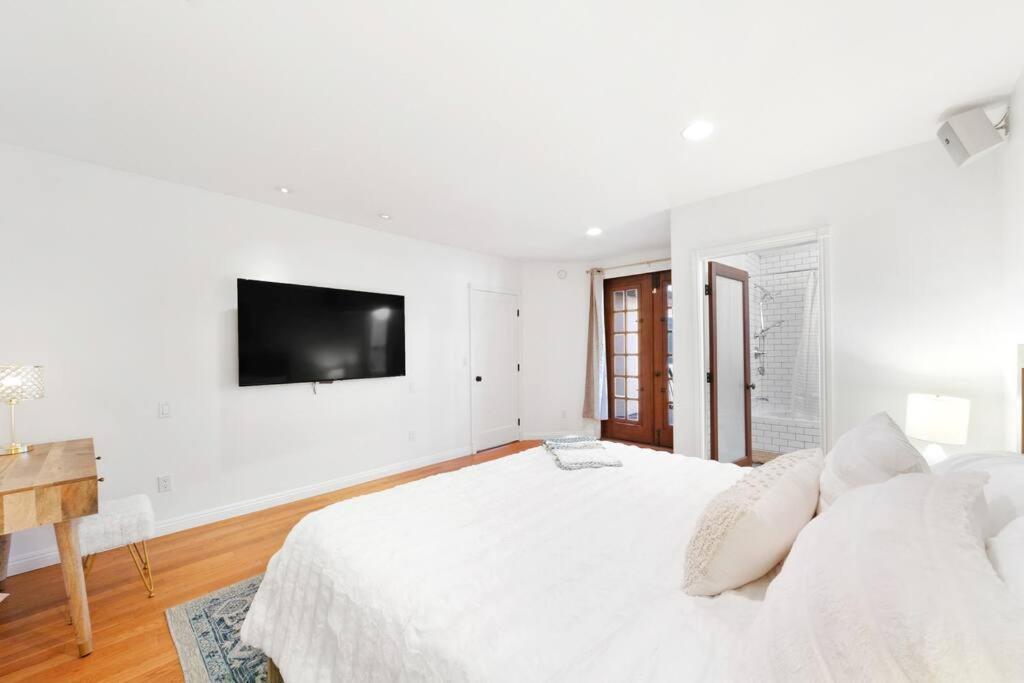 Beverly Grove Spanish Oasis with Pool and detached Guest House